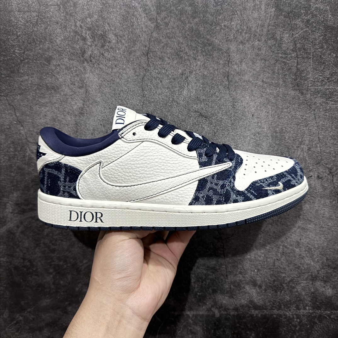 【定制版】Travis Scott x Fragment Design x Air Jordan 1 Low OG SP AJ1 乔1 迪奥联名-白蓝牛仔 低帮文化休闲板鞋 CH6336-017rn#多方联名合作融合了Travis Scott 独特的音乐风格，藤原浩个性的设计风格以及Jordan品牌的经典元素 使其成为一双具有独特身份和价值的鞋子 清新而立体的外观加上联名标识更突出了其独特身份 这种配色方案显示出活力和时尚感 在视觉上引人注目  鞋身的质感和细腻的细节处理使其显得高端而格调十足  这款“倒钩”联名是设计与创意完美结合  融合多方的个性风格是一款备受瞩目的潮流鞋款r 尺码：36 36.5 37.5 38 38.5 39 40 40.5 41 42 42.5 43 44 44.5 45  编码：HXS320340-莆田鞋批发中心