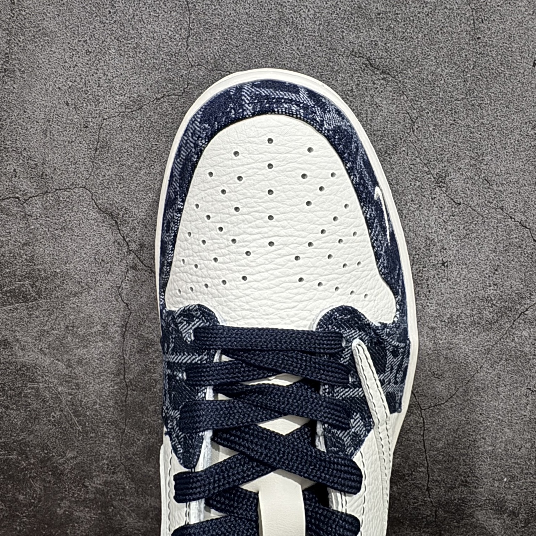 图片[5]-【定制版】Travis Scott x Fragment Design x Air Jordan 1 Low OG SP AJ1 乔1 迪奥联名-白蓝牛仔 低帮文化休闲板鞋 CH6336-017rn#多方联名合作融合了Travis Scott 独特的音乐风格，藤原浩个性的设计风格以及Jordan品牌的经典元素 使其成为一双具有独特身份和价值的鞋子 清新而立体的外观加上联名标识更突出了其独特身份 这种配色方案显示出活力和时尚感 在视觉上引人注目  鞋身的质感和细腻的细节处理使其显得高端而格调十足  这款“倒钩”联名是设计与创意完美结合  融合多方的个性风格是一款备受瞩目的潮流鞋款r 尺码：36 36.5 37.5 38 38.5 39 40 40.5 41 42 42.5 43 44 44.5 45  编码：HXS320340-莆田鞋批发中心