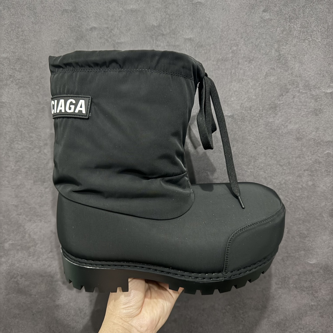 【莞产顶级】Balenciaga Skiwer系列巴黎世家胖头雪地靴滑雪靴nn黑.白两色 原版购入 ZP解剖开发鞋面选用意大利进口材料结合澳洲羊毛n内里和垫脚均是采用整张澳洲羊毛，毛质特别厚实保暖性极高！n这个冬天爱了！n双面羽绒保暖 加绒 百搭舒适n原版开模防滑耐磨大底n冻脚🦶不存在的、这个冬天不怕冷n双面羽绒保暖 加绒 百搭舒适 中筒 雪地靴男女款 黑色 35-46（偏大一码） 编码：MX470520-鞋库