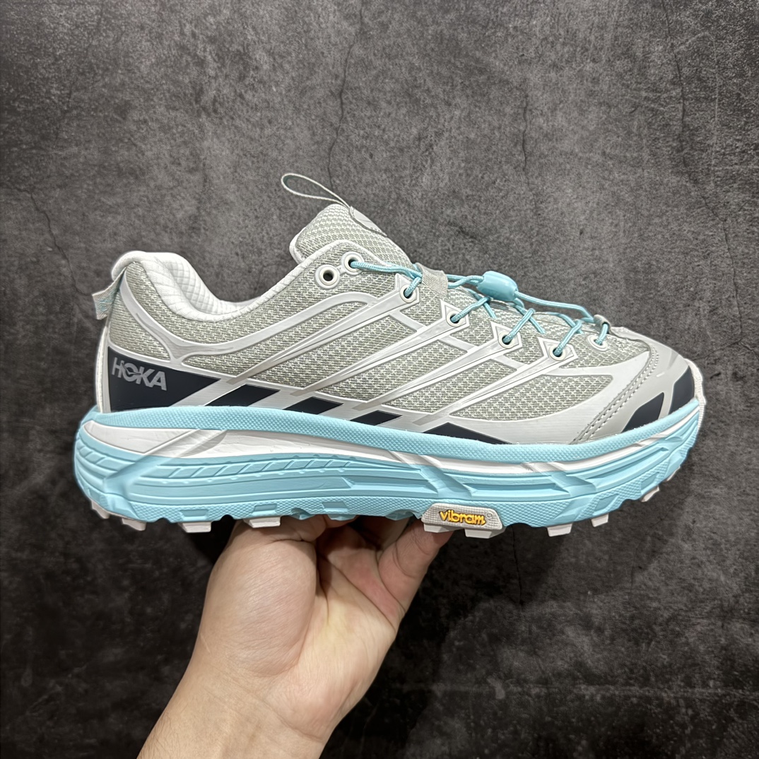 【公司级】HOKA ONE ONE Mafate Three 2 玛法特2.5代系列低帮轻量户外越野休闲运动慢跑鞋n上脚赞到报爆 轻盈舒适n鞋面采用超轻的无缝架构轻薄的TPU贴在透气的鞋面材料上减轻重量同时也保证了支撑性鞋底采用滚动平衡技术 引导跑者回归自然步态祖传的神奇EVA材质中底依旧是一如既往地表现优秀 能提供充足的缓震 作为HOKA家的越野跑鞋 VIBRAM 橡胶大底也是必不可少的 即便在复杂湿滑的地形 依旧能有良好的抓地力及稳定性 鞋带采用了弹性不易松脱的扁宽弹性鞋带 前掌与中掌部分也进行了加宽 也更加适合亚洲人的脚型 是一款十分全面且足够强悍的户外硬核越野鞋日常搭配的话短裤是基本不挑 阔腿裤 工装裤以及各种长筒牛仔裤都可以SIZE：36 36.5 37.5 38 38.5 39 40 40.5 41 42 42.5 43 44 44.5 45 编码：LDS260280-鞋库