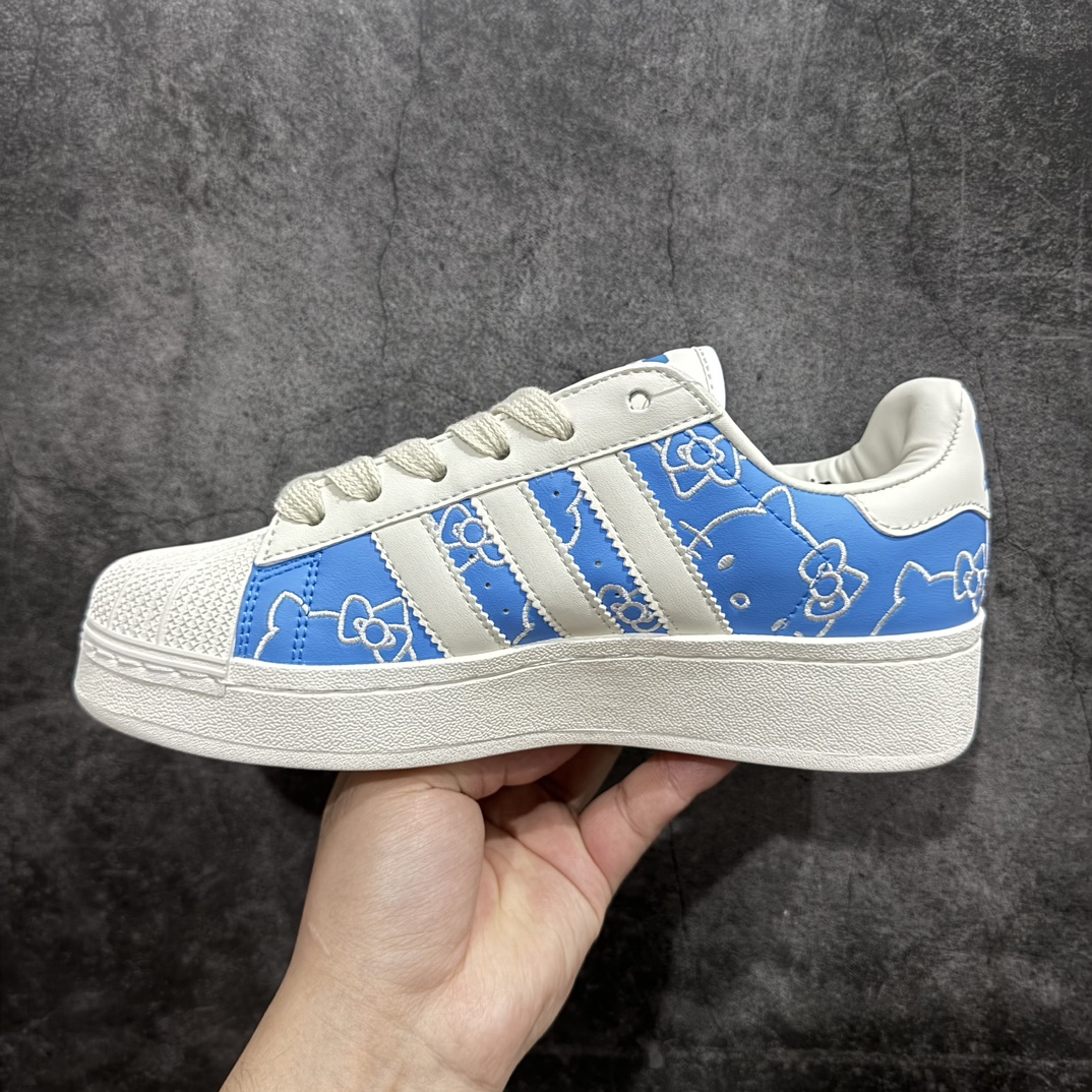 图片[2]-【公司级】Hello Kitty/凯蒂猫 x adidas originals SUPERSTAR XLG 舒适时尚 防滑耐磨 低帮 板鞋 女款 白蓝 厚底贝壳头n▪️adidas Originals 带来全新 Superstar XLG 鞋款，以 70 年代经典鞋款为基础，做了加厚加大的处理，重塑现代风格。鞋款采用了极具复古感的全皮革鞋面，赋予其全新的轮廓。白色鞋身搭载黑色细节，OG 味十足。保留引人注目的标志性贝壳形鞋头，将辨识度拉满。熟悉的锯齿三条纹，以比例更大，存在感更强的形象呈现。中底也做了加厚处理，自带增高效果，再次强调 XLG 的主题。鞋舌及鞋侧 Logo 以金色点缀，为整双鞋款增加亮眼细节。 尺码：35.5-40（35⅔ 36 36⅔ 37⅓ 38 38⅔ 39⅓ 40） 货号：IG4477 编码：XN210220-鞋库