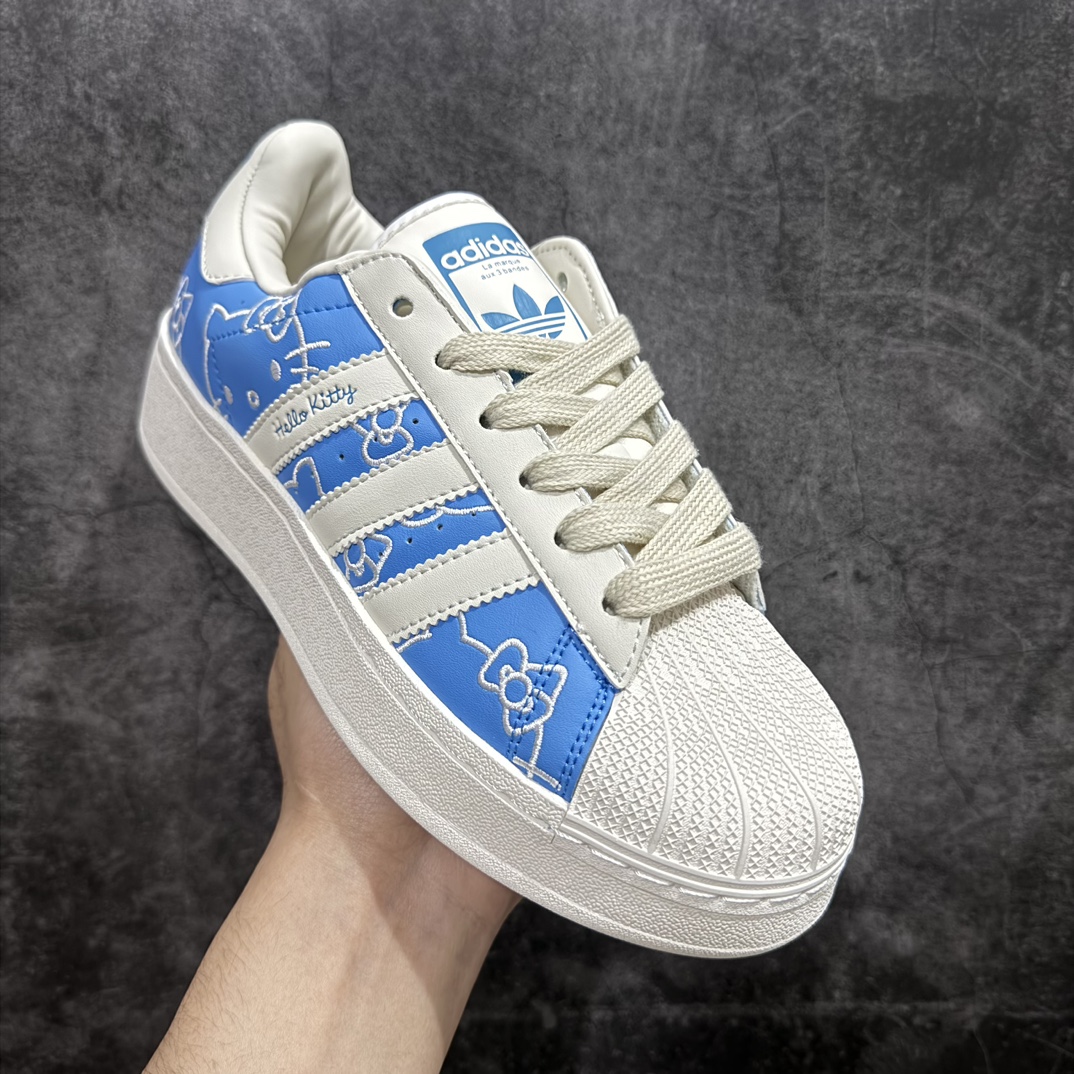 图片[3]-【公司级】Hello Kitty/凯蒂猫 x adidas originals SUPERSTAR XLG 舒适时尚 防滑耐磨 低帮 板鞋 女款 白蓝 厚底贝壳头n▪️adidas Originals 带来全新 Superstar XLG 鞋款，以 70 年代经典鞋款为基础，做了加厚加大的处理，重塑现代风格。鞋款采用了极具复古感的全皮革鞋面，赋予其全新的轮廓。白色鞋身搭载黑色细节，OG 味十足。保留引人注目的标志性贝壳形鞋头，将辨识度拉满。熟悉的锯齿三条纹，以比例更大，存在感更强的形象呈现。中底也做了加厚处理，自带增高效果，再次强调 XLG 的主题。鞋舌及鞋侧 Logo 以金色点缀，为整双鞋款增加亮眼细节。 尺码：35.5-40（35⅔ 36 36⅔ 37⅓ 38 38⅔ 39⅓ 40） 货号：IG4477 编码：XN210220-鞋库