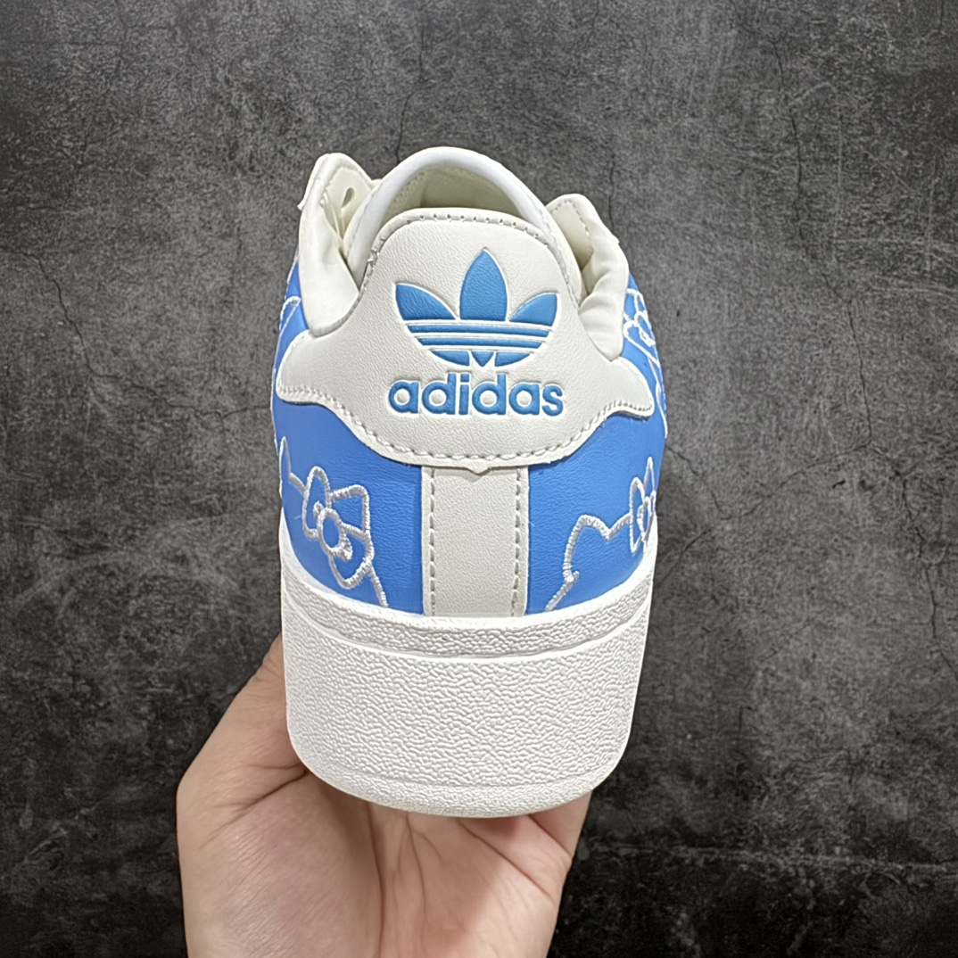 图片[4]-【公司级】Hello Kitty/凯蒂猫 x adidas originals SUPERSTAR XLG 舒适时尚 防滑耐磨 低帮 板鞋 女款 白蓝 厚底贝壳头n▪️adidas Originals 带来全新 Superstar XLG 鞋款，以 70 年代经典鞋款为基础，做了加厚加大的处理，重塑现代风格。鞋款采用了极具复古感的全皮革鞋面，赋予其全新的轮廓。白色鞋身搭载黑色细节，OG 味十足。保留引人注目的标志性贝壳形鞋头，将辨识度拉满。熟悉的锯齿三条纹，以比例更大，存在感更强的形象呈现。中底也做了加厚处理，自带增高效果，再次强调 XLG 的主题。鞋舌及鞋侧 Logo 以金色点缀，为整双鞋款增加亮眼细节。 尺码：35.5-40（35⅔ 36 36⅔ 37⅓ 38 38⅔ 39⅓ 40） 货号：IG4477 编码：XN210220-鞋库