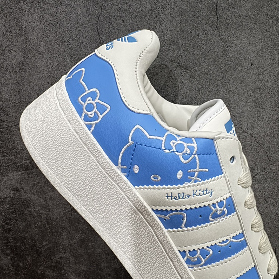 图片[7]-【公司级】Hello Kitty/凯蒂猫 x adidas originals SUPERSTAR XLG 舒适时尚 防滑耐磨 低帮 板鞋 女款 白蓝 厚底贝壳头n▪️adidas Originals 带来全新 Superstar XLG 鞋款，以 70 年代经典鞋款为基础，做了加厚加大的处理，重塑现代风格。鞋款采用了极具复古感的全皮革鞋面，赋予其全新的轮廓。白色鞋身搭载黑色细节，OG 味十足。保留引人注目的标志性贝壳形鞋头，将辨识度拉满。熟悉的锯齿三条纹，以比例更大，存在感更强的形象呈现。中底也做了加厚处理，自带增高效果，再次强调 XLG 的主题。鞋舌及鞋侧 Logo 以金色点缀，为整双鞋款增加亮眼细节。 尺码：35.5-40（35⅔ 36 36⅔ 37⅓ 38 38⅔ 39⅓ 40） 货号：IG4477 编码：XN210220-鞋库