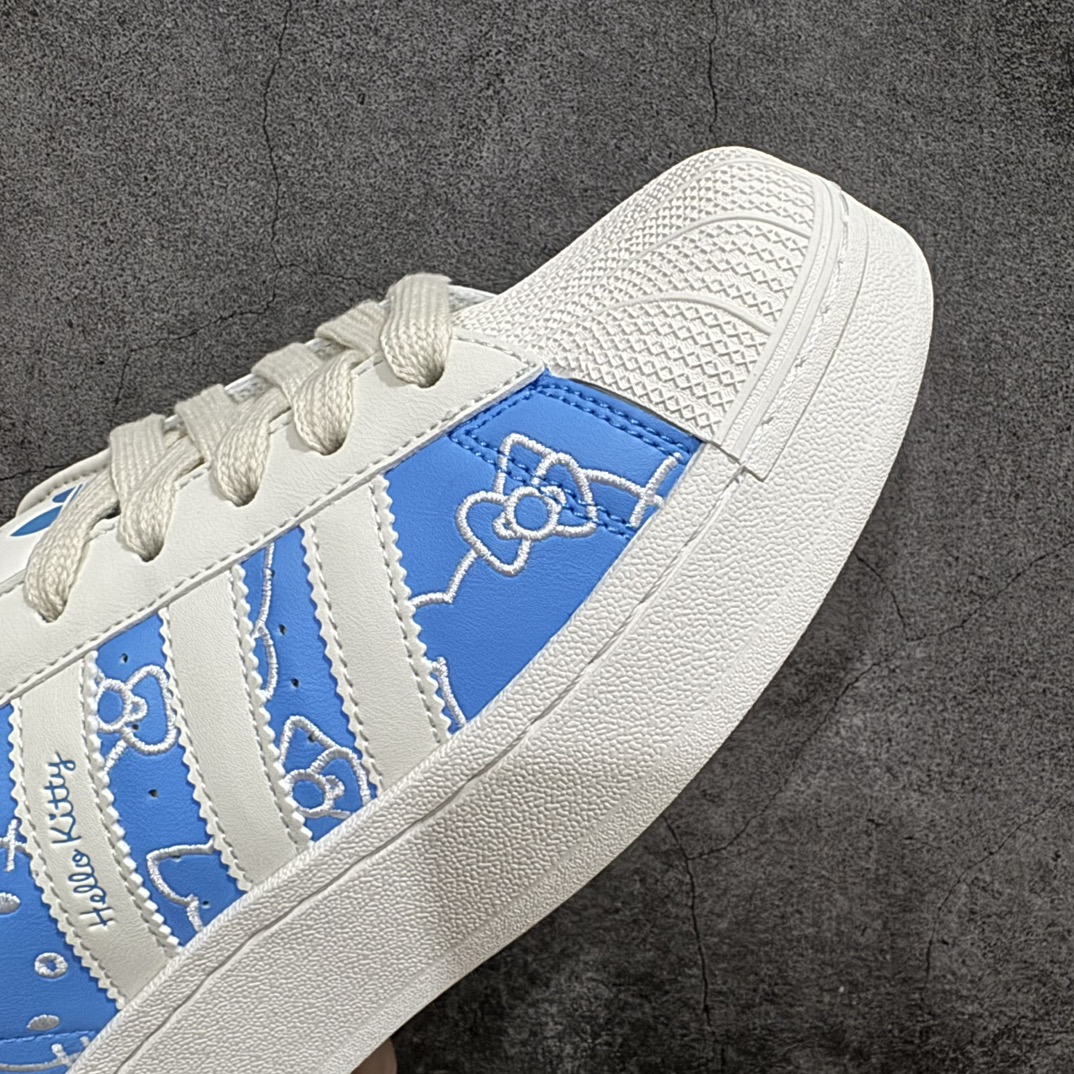 图片[6]-【公司级】Hello Kitty/凯蒂猫 x adidas originals SUPERSTAR XLG 舒适时尚 防滑耐磨 低帮 板鞋 女款 白蓝 厚底贝壳头n▪️adidas Originals 带来全新 Superstar XLG 鞋款，以 70 年代经典鞋款为基础，做了加厚加大的处理，重塑现代风格。鞋款采用了极具复古感的全皮革鞋面，赋予其全新的轮廓。白色鞋身搭载黑色细节，OG 味十足。保留引人注目的标志性贝壳形鞋头，将辨识度拉满。熟悉的锯齿三条纹，以比例更大，存在感更强的形象呈现。中底也做了加厚处理，自带增高效果，再次强调 XLG 的主题。鞋舌及鞋侧 Logo 以金色点缀，为整双鞋款增加亮眼细节。 尺码：35.5-40（35⅔ 36 36⅔ 37⅓ 38 38⅔ 39⅓ 40） 货号：IG4477 编码：XN210220-鞋库