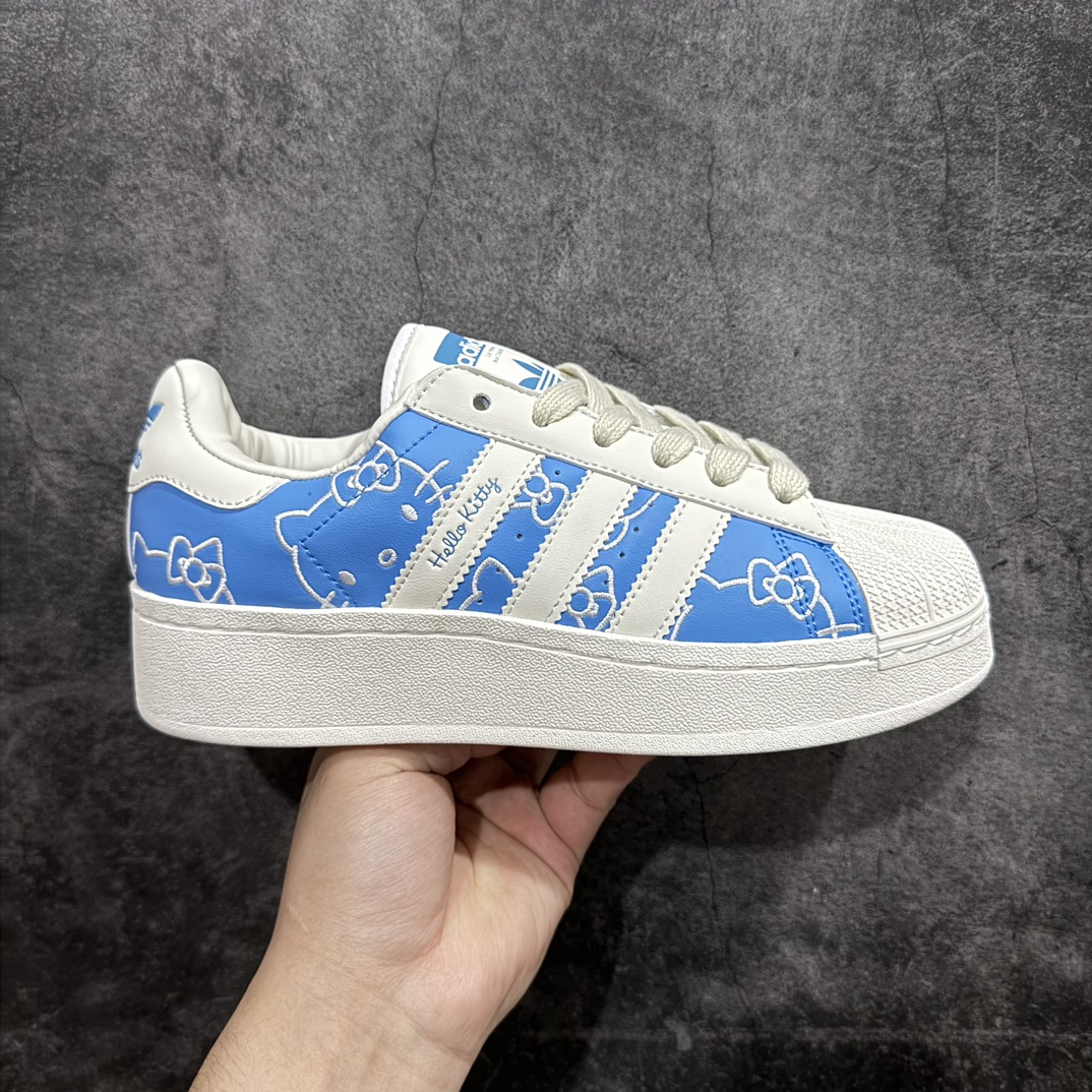 【公司级】Hello Kitty/凯蒂猫 x adidas originals SUPERSTAR XLG 舒适时尚 防滑耐磨 低帮 板鞋 女款 白蓝 厚底贝壳头n▪️adidas Originals 带来全新 Superstar XLG 鞋款，以 70 年代经典鞋款为基础，做了加厚加大的处理，重塑现代风格。鞋款采用了极具复古感的全皮革鞋面，赋予其全新的轮廓。白色鞋身搭载黑色细节，OG 味十足。保留引人注目的标志性贝壳形鞋头，将辨识度拉满。熟悉的锯齿三条纹，以比例更大，存在感更强的形象呈现。中底也做了加厚处理，自带增高效果，再次强调 XLG 的主题。鞋舌及鞋侧 Logo 以金色点缀，为整双鞋款增加亮眼细节。 尺码：35.5-40（35⅔ 36 36⅔ 37⅓ 38 38⅔ 39⅓ 40） 货号：IG4477 编码：XN210220-鞋库