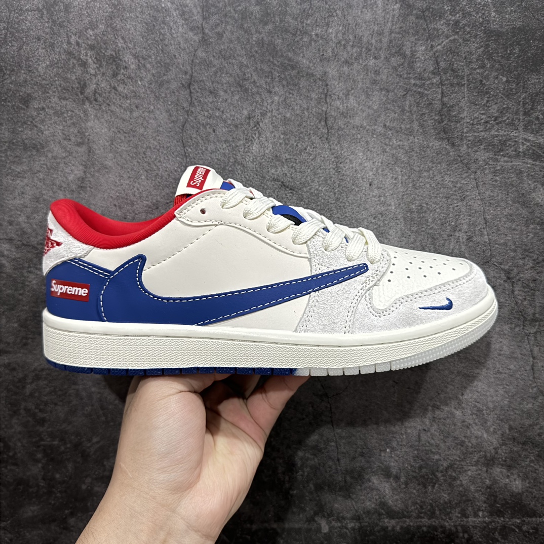 【定制版】Travis Scott x Fragment Design x Air Jordan 1 Low OG SP AJ1 乔1 Supreme联名-蓝白双拼 低帮文化休闲板鞋 CH6336-016rn#多方联名合作融合了Travis Scott 独特的音乐风格，藤原浩个性的设计风格以及Jordan品牌的经典元素 使其成为一双具有独特身份和价值的鞋子 清新而立体的外观加上联名标识更突出了其独特身份 这种配色方案显示出活力和时尚感 在视觉上引人注目  鞋身的质感和细腻的细节处理使其显得高端而格调十足  这款“倒钩”联名是设计与创意完美结合  融合多方的个性风格是一款备受瞩目的潮流鞋款r 尺码：36 36.5 37.5 38 38.5 39 40 40.5 41 42 42.5 43 44 44.5 45  编码：HXS320340-鞋库