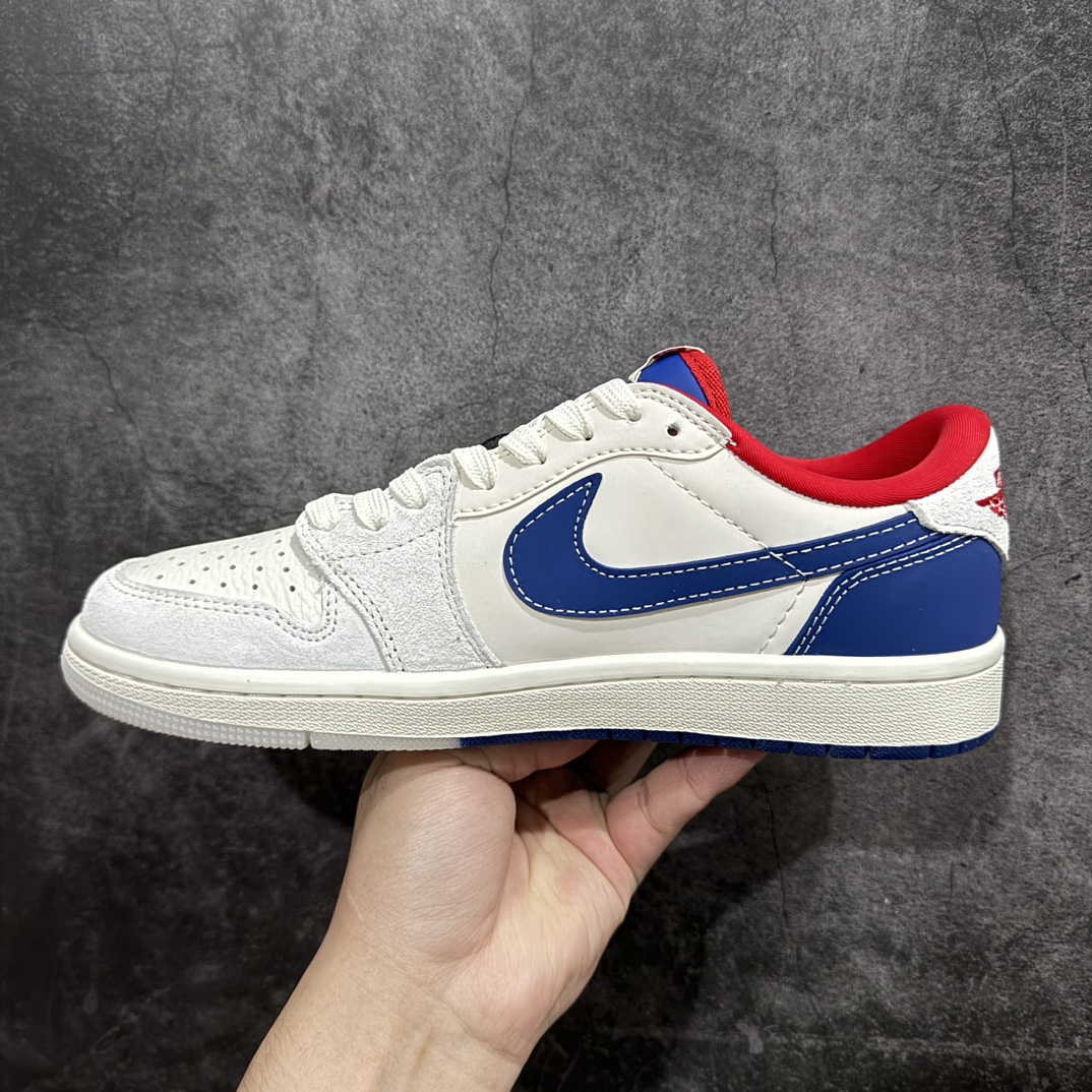 图片[2]-【定制版】Travis Scott x Fragment Design x Air Jordan 1 Low OG SP AJ1 乔1 Supreme联名-蓝白双拼 低帮文化休闲板鞋 CH6336-016rn#多方联名合作融合了Travis Scott 独特的音乐风格，藤原浩个性的设计风格以及Jordan品牌的经典元素 使其成为一双具有独特身份和价值的鞋子 清新而立体的外观加上联名标识更突出了其独特身份 这种配色方案显示出活力和时尚感 在视觉上引人注目  鞋身的质感和细腻的细节处理使其显得高端而格调十足  这款“倒钩”联名是设计与创意完美结合  融合多方的个性风格是一款备受瞩目的潮流鞋款r 尺码：36 36.5 37.5 38 38.5 39 40 40.5 41 42 42.5 43 44 44.5 45  编码：HXS320340-鞋库