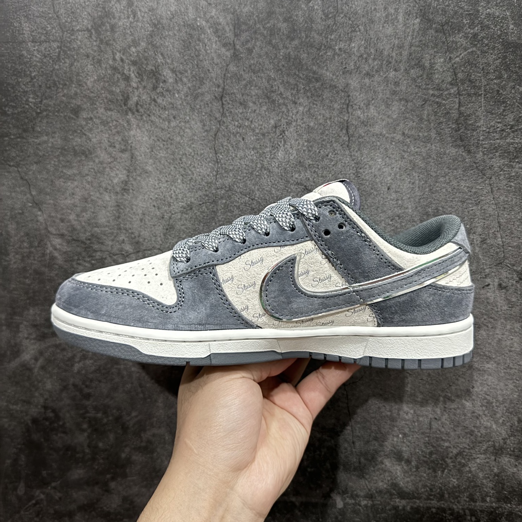 图片[2]-【定制版】Nk SB Dunk Low 斯图西联名-全猪八深灰 周年高端定制 低帮休闲板鞋 XX2025-508rn#定制鞋盒 大厂纯原品质出货 超高清洁度 皮料切割干净无任何毛边 细节完美r 尺码：36 36.5 37.5 38 38.5 39 40 40.5 41 42 42.5 43 44 44.5 45 编码：HXS340360-鞋库