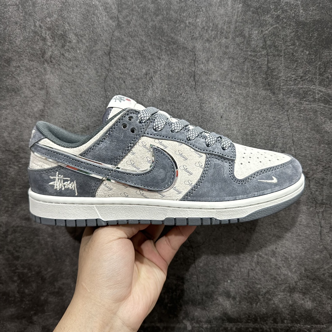 【定制版】Nk SB Dunk Low 斯图西联名-全猪八深灰 周年高端定制 低帮休闲板鞋 XX2025-508rn#定制鞋盒 大厂纯原品质出货 超高清洁度 皮料切割干净无任何毛边 细节完美r 尺码：36 36.5 37.5 38 38.5 39 40 40.5 41 42 42.5 43 44 44.5 45 编码：HXS340360-鞋库