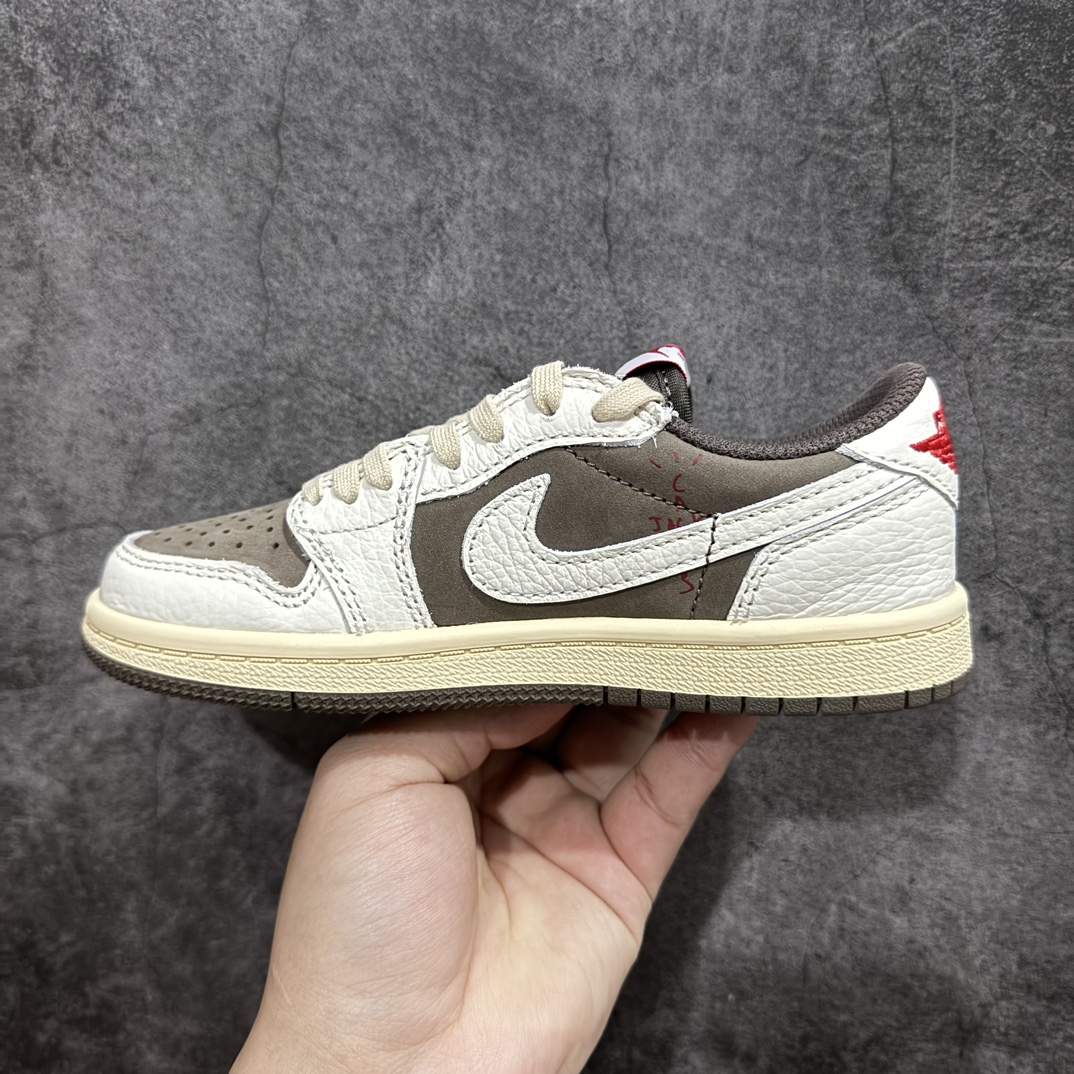 图片[2]-【TK至尊版】Travis Scott x Air Jordan AJ1 Low OG TS联名白棕倒钩低帮中童童鞋 DO5442-162重新定义童鞋市场 市场第一款原装童鞋 上脚必是全班最靓的仔 原纸板数据开发 原厂配置 市面唯一原装批次区别市面 原厂大底磨具真实半码 同步原厂十三个尺码段 原厂Prime Asia：贝利进口皮料加持 原盒原配 原厂拉帮工艺 针距密度一致 后跟弧度收口自然不对折 极致一眼正品既视感 进口电脑针车工艺 鞋面清洁度最高QC检验标准 控制溢胶 广东原厂电绣工艺 鞋标鞋盒 防尘纸 均采36购来自原厂  尺码：27.5 28 28.5 29.5 30 31 31.5 32 33 33.5 34 35 编码：ZGM280310-鞋库