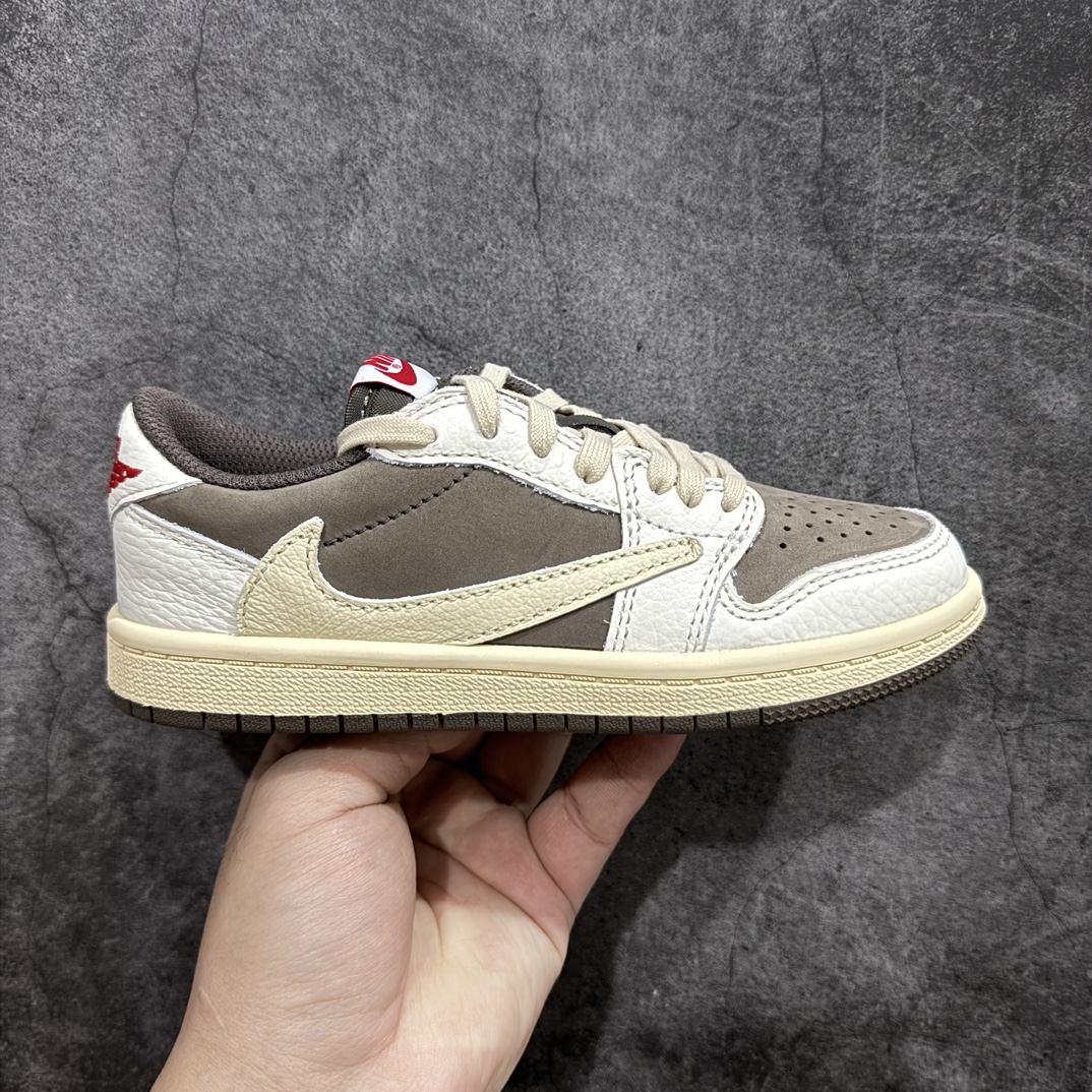 【TK至尊版】Travis Scott x Air Jordan AJ1 Low OG TS联名白棕倒钩低帮中童童鞋 DO5442-162重新定义童鞋市场 市场第一款原装童鞋 上脚必是全班最靓的仔 原纸板数据开发 原厂配置 市面唯一原装批次区别市面 原厂大底磨具真实半码 同步原厂十三个尺码段 原厂Prime Asia：贝利进口皮料加持 原盒原配 原厂拉帮工艺 针距密度一致 后跟弧度收口自然不对折 极致一眼正品既视感 进口电脑针车工艺 鞋面清洁度最高QC检验标准 控制溢胶 广东原厂电绣工艺 鞋标鞋盒 防尘纸 均采36购来自原厂  尺码：27.5 28 28.5 29.5 30 31 31.5 32 33 33.5 34 35 编码：ZGM280310-鞋库