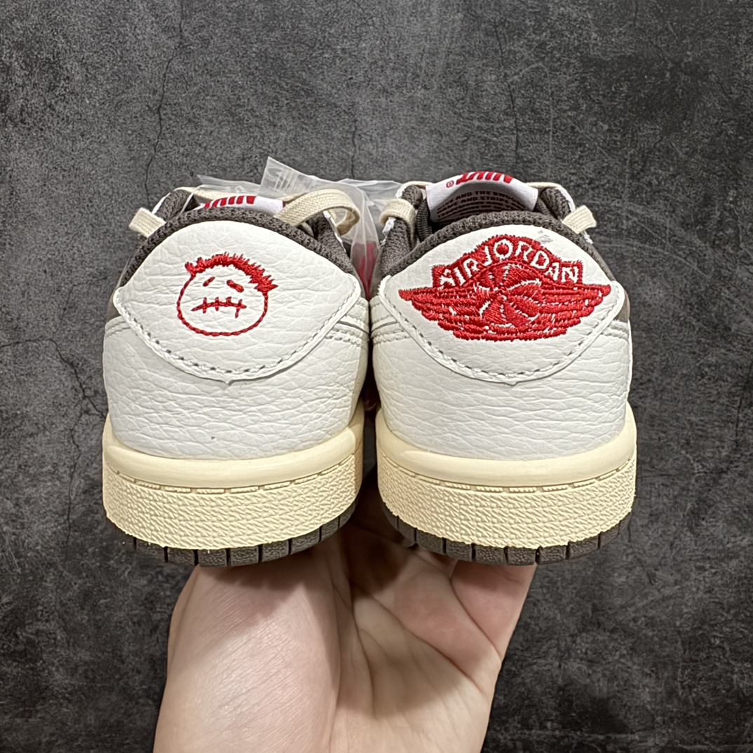 图片[4]-【TK至尊版】Travis Scott x Air Jordan AJ1 Low OG TS联名白棕倒钩低帮中童童鞋 DO5442-162重新定义童鞋市场 市场第一款原装童鞋 上脚必是全班最靓的仔 原纸板数据开发 原厂配置 市面唯一原装批次区别市面 原厂大底磨具真实半码 同步原厂十三个尺码段 原厂Prime Asia：贝利进口皮料加持 原盒原配 原厂拉帮工艺 针距密度一致 后跟弧度收口自然不对折 极致一眼正品既视感 进口电脑针车工艺 鞋面清洁度最高QC检验标准 控制溢胶 广东原厂电绣工艺 鞋标鞋盒 防尘纸 均采36购来自原厂  尺码：27.5 28 28.5 29.5 30 31 31.5 32 33 33.5 34 35 编码：ZGM280310-鞋库