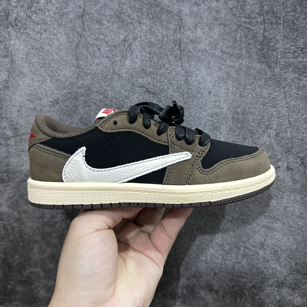 【TK至尊版】Travis Scott x Air Jordan AJ1 Low OG TS联名深棕倒钩低帮中童童鞋 CQ4277-001重新定义童鞋市场 市场第一款原装童鞋 上脚必是全班最靓的仔 原纸板数据开发 原厂配置 市面唯一原装批次区别市面 原厂大底磨具真实半码 同步原厂十三个尺码段 原厂Prime Asia：贝利进口皮料加持 原盒原配 原厂拉帮工艺 针距密度一致 后跟弧度收口自然不对折 极致一眼正品既视感 进口电脑针车工艺 鞋面清洁度最高QC检验标准 控制溢胶 广东原厂电绣工艺 鞋标鞋盒 防尘纸 均采36购来自原厂  尺码：27.5 28 28.5 29.5 30 31 31.5 32 33 33.5 34 35 编码：ZGM280310-鞋库