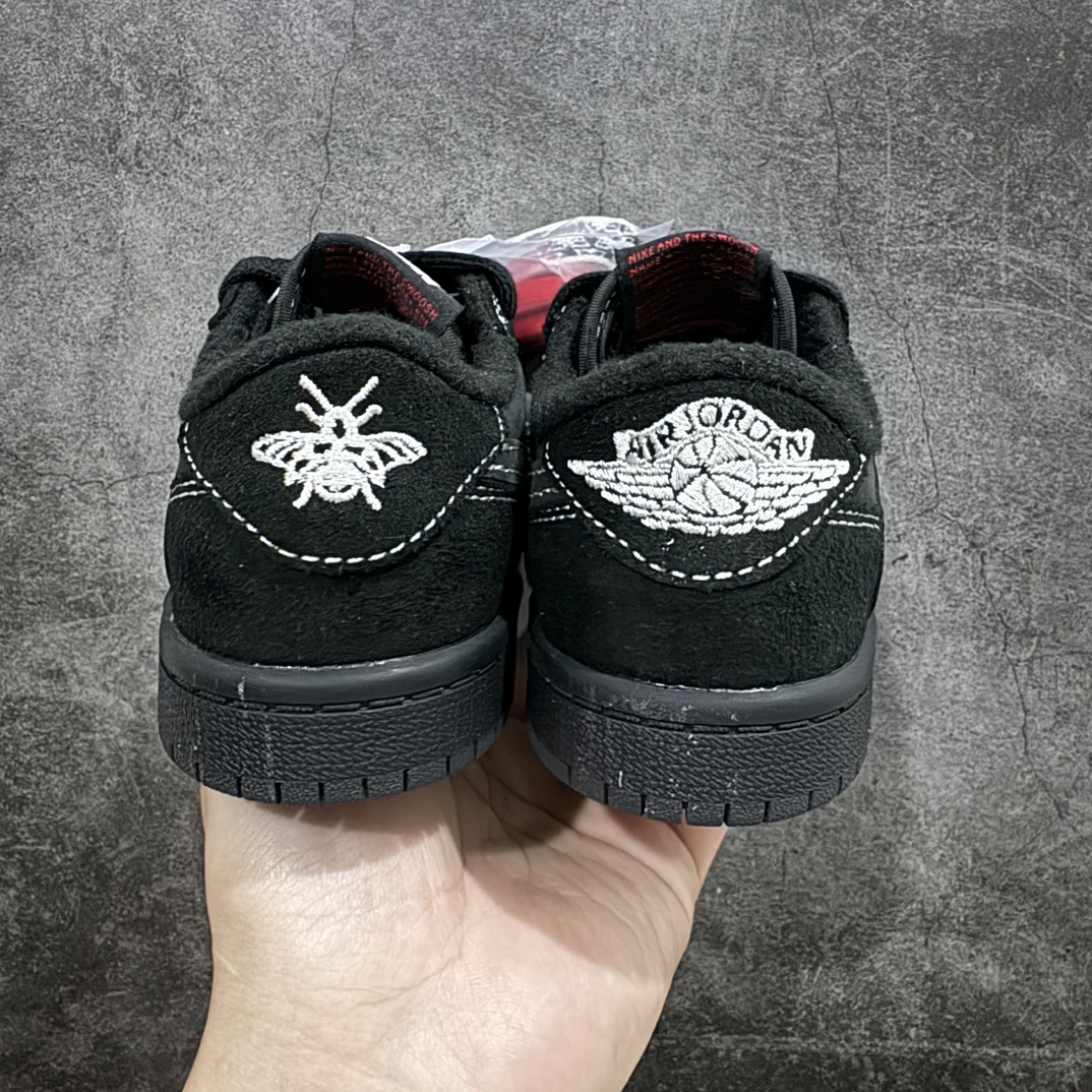 图片[4]-【TK至尊版】Travis Scott x Air Jordan AJ1 Low OG TS联名黑倒钩低帮中童童鞋 DO5442-001n重新定义童鞋市场 市场第一款原装童鞋 上脚必是全班最靓的仔 原纸板数据开发 原厂配置 市面唯一原装批次区别市面 原厂大底磨具真实半码 同步原厂十三个尺码段 原厂Prime Asia：贝利进口皮料加持 原盒原配 原厂拉帮工艺 针距密度一致 后跟弧度收口自然不对折 极致一眼正品既视感 进口电脑针车工艺 鞋面清洁度最高QC检验标准 控制溢胶 广东原厂电绣工艺 鞋标鞋盒 防尘纸 均采36购来自原厂  尺码：27.5 28 28.5 29.5 30 31 31.5 32 33 33.5 34 35 编码：ZGM280310-鞋库