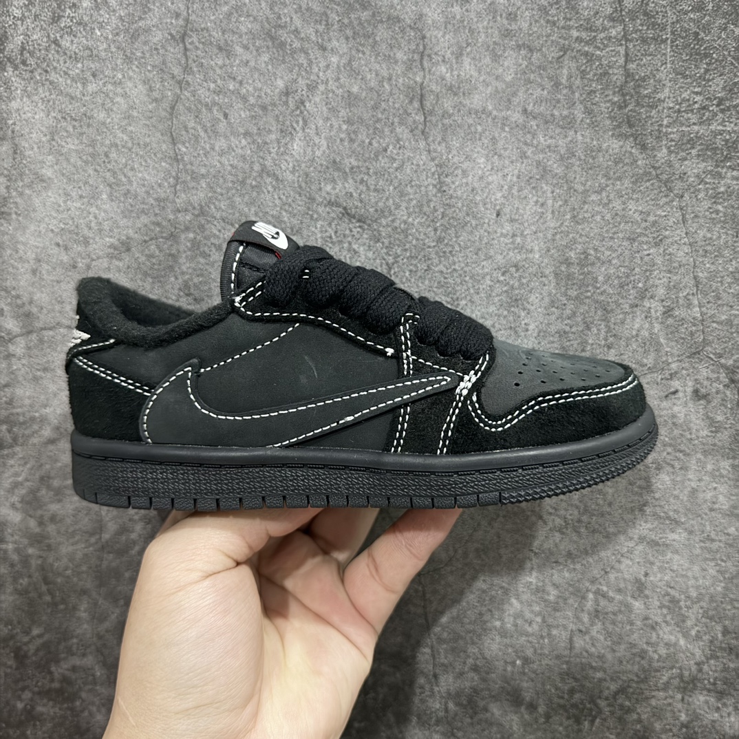 【TK至尊版】Travis Scott x Air Jordan AJ1 Low OG TS联名黑倒钩低帮中童童鞋 DO5442-001n重新定义童鞋市场 市场第一款原装童鞋 上脚必是全班最靓的仔 原纸板数据开发 原厂配置 市面唯一原装批次区别市面 原厂大底磨具真实半码 同步原厂十三个尺码段 原厂Prime Asia：贝利进口皮料加持 原盒原配 原厂拉帮工艺 针距密度一致 后跟弧度收口自然不对折 极致一眼正品既视感 进口电脑针车工艺 鞋面清洁度最高QC检验标准 控制溢胶 广东原厂电绣工艺 鞋标鞋盒 防尘纸 均采36购来自原厂  尺码：27.5 28 28.5 29.5 30 31 31.5 32 33 33.5 34 35 编码：ZGM280310-鞋库