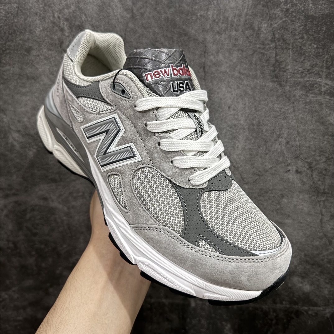 图片[3]-【GS纯原】New Balance NB990v3 复古休闲跑步鞋老爹鞋 元祖灰 货号：M1906GY3n大厂品质 正确组合底n鞋型没得挑 做的很好 细节各方面处理也挺到位n这是个好版本 价格良心不杀猪‼️n采用轻质牛剖革拼接透气网眼衬垫织物鞋面材质nT-Beam大底提供足步弓支撑，保持步态稳定n后跟搭载外露缓震胶 鞋身整体以各种深浅不一的灰色覆盖，鞋头以淡蓝色调装饰，网眼衬垫通过不规律的色块实现做旧的美感，泛黄的鞋底更是进一步增添了复古气息。 尺码：36 37 37.5 38 38.5 39.5 40 40.5 41.5 42 42.5 43 44 45 编码：NMGS260280-鞋库