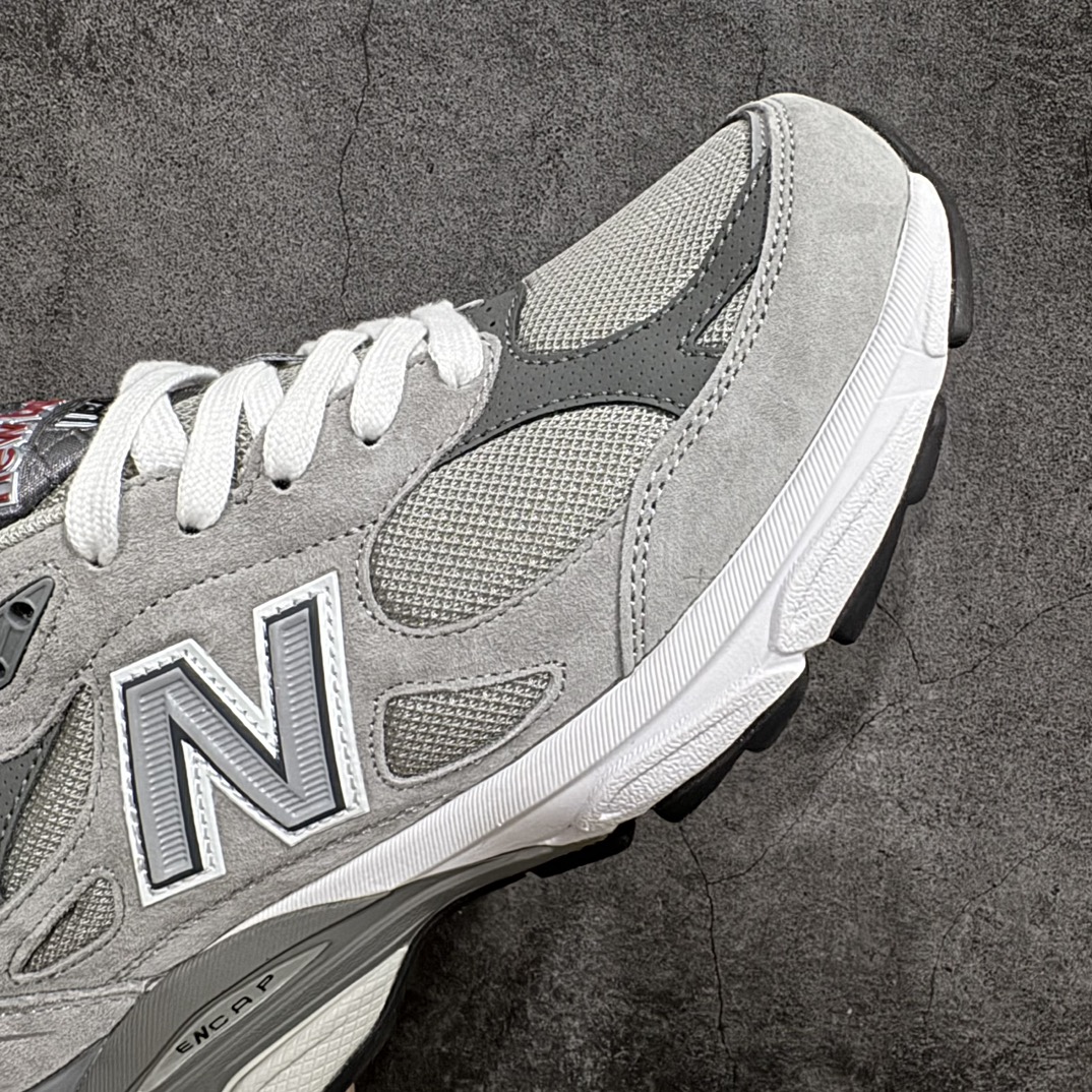 图片[6]-【GS纯原】New Balance NB990v3 复古休闲跑步鞋老爹鞋 元祖灰 货号：M1906GY3n大厂品质 正确组合底n鞋型没得挑 做的很好 细节各方面处理也挺到位n这是个好版本 价格良心不杀猪‼️n采用轻质牛剖革拼接透气网眼衬垫织物鞋面材质nT-Beam大底提供足步弓支撑，保持步态稳定n后跟搭载外露缓震胶 鞋身整体以各种深浅不一的灰色覆盖，鞋头以淡蓝色调装饰，网眼衬垫通过不规律的色块实现做旧的美感，泛黄的鞋底更是进一步增添了复古气息。 尺码：36 37 37.5 38 38.5 39.5 40 40.5 41.5 42 42.5 43 44 45 编码：NMGS260280-鞋库