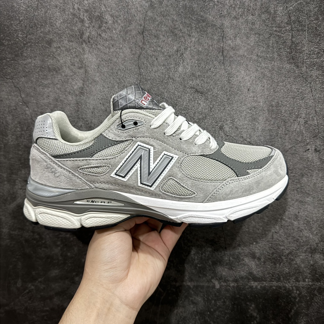 【GS纯原】New Balance NB990v3 复古休闲跑步鞋老爹鞋 元祖灰 货号：M1906GY3n大厂品质 正确组合底n鞋型没得挑 做的很好 细节各方面处理也挺到位n这是个好版本 价格良心不杀猪‼️n采用轻质牛剖革拼接透气网眼衬垫织物鞋面材质nT-Beam大底提供足步弓支撑，保持步态稳定n后跟搭载外露缓震胶 鞋身整体以各种深浅不一的灰色覆盖，鞋头以淡蓝色调装饰，网眼衬垫通过不规律的色块实现做旧的美感，泛黄的鞋底更是进一步增添了复古气息。 尺码：36 37 37.5 38 38.5 39.5 40 40.5 41.5 42 42.5 43 44 45 编码：NMGS260280-鞋库