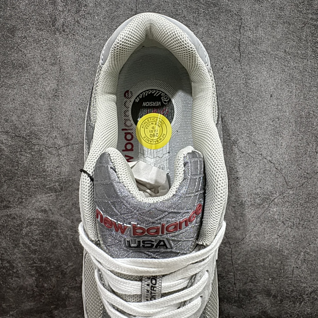 图片[8]-【GS纯原】New Balance NB990v3 复古休闲跑步鞋老爹鞋 元祖灰 货号：M1906GY3n大厂品质 正确组合底n鞋型没得挑 做的很好 细节各方面处理也挺到位n这是个好版本 价格良心不杀猪‼️n采用轻质牛剖革拼接透气网眼衬垫织物鞋面材质nT-Beam大底提供足步弓支撑，保持步态稳定n后跟搭载外露缓震胶 鞋身整体以各种深浅不一的灰色覆盖，鞋头以淡蓝色调装饰，网眼衬垫通过不规律的色块实现做旧的美感，泛黄的鞋底更是进一步增添了复古气息。 尺码：36 37 37.5 38 38.5 39.5 40 40.5 41.5 42 42.5 43 44 45 编码：NMGS260280-鞋库