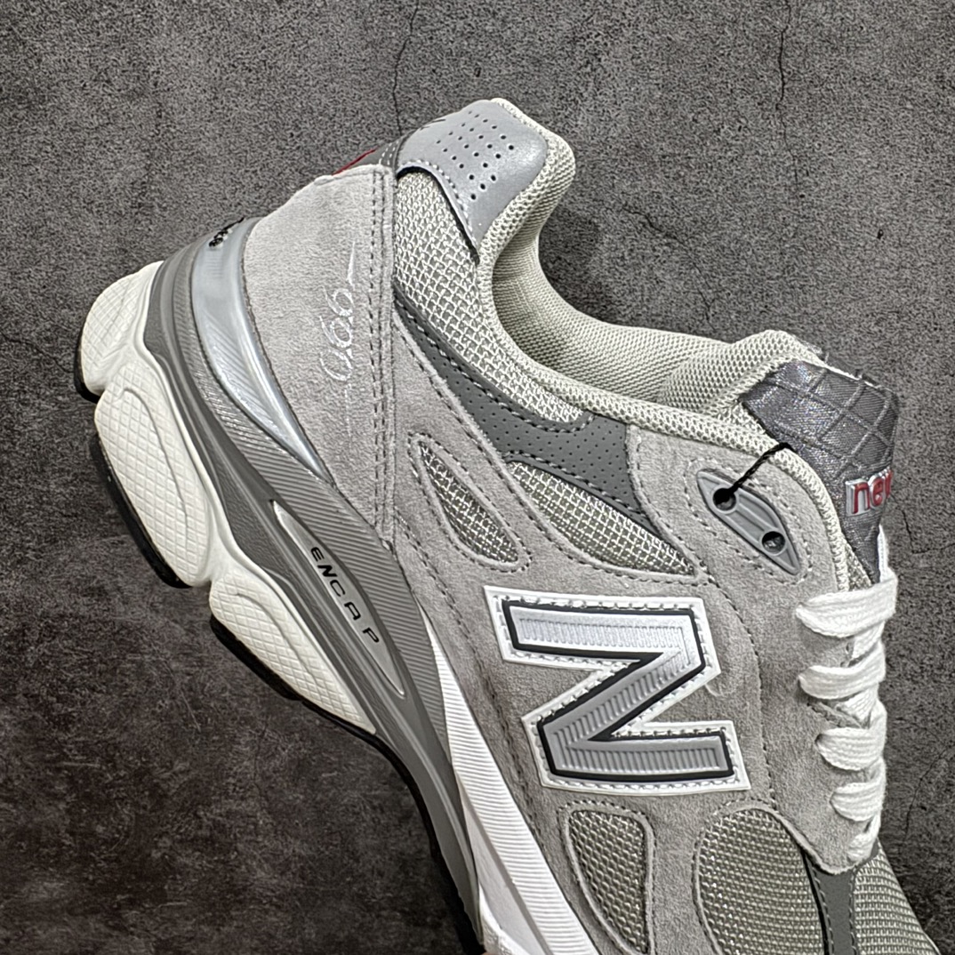 图片[7]-【GS纯原】New Balance NB990v3 复古休闲跑步鞋老爹鞋 元祖灰 货号：M1906GY3n大厂品质 正确组合底n鞋型没得挑 做的很好 细节各方面处理也挺到位n这是个好版本 价格良心不杀猪‼️n采用轻质牛剖革拼接透气网眼衬垫织物鞋面材质nT-Beam大底提供足步弓支撑，保持步态稳定n后跟搭载外露缓震胶 鞋身整体以各种深浅不一的灰色覆盖，鞋头以淡蓝色调装饰，网眼衬垫通过不规律的色块实现做旧的美感，泛黄的鞋底更是进一步增添了复古气息。 尺码：36 37 37.5 38 38.5 39.5 40 40.5 41.5 42 42.5 43 44 45 编码：NMGS260280-鞋库