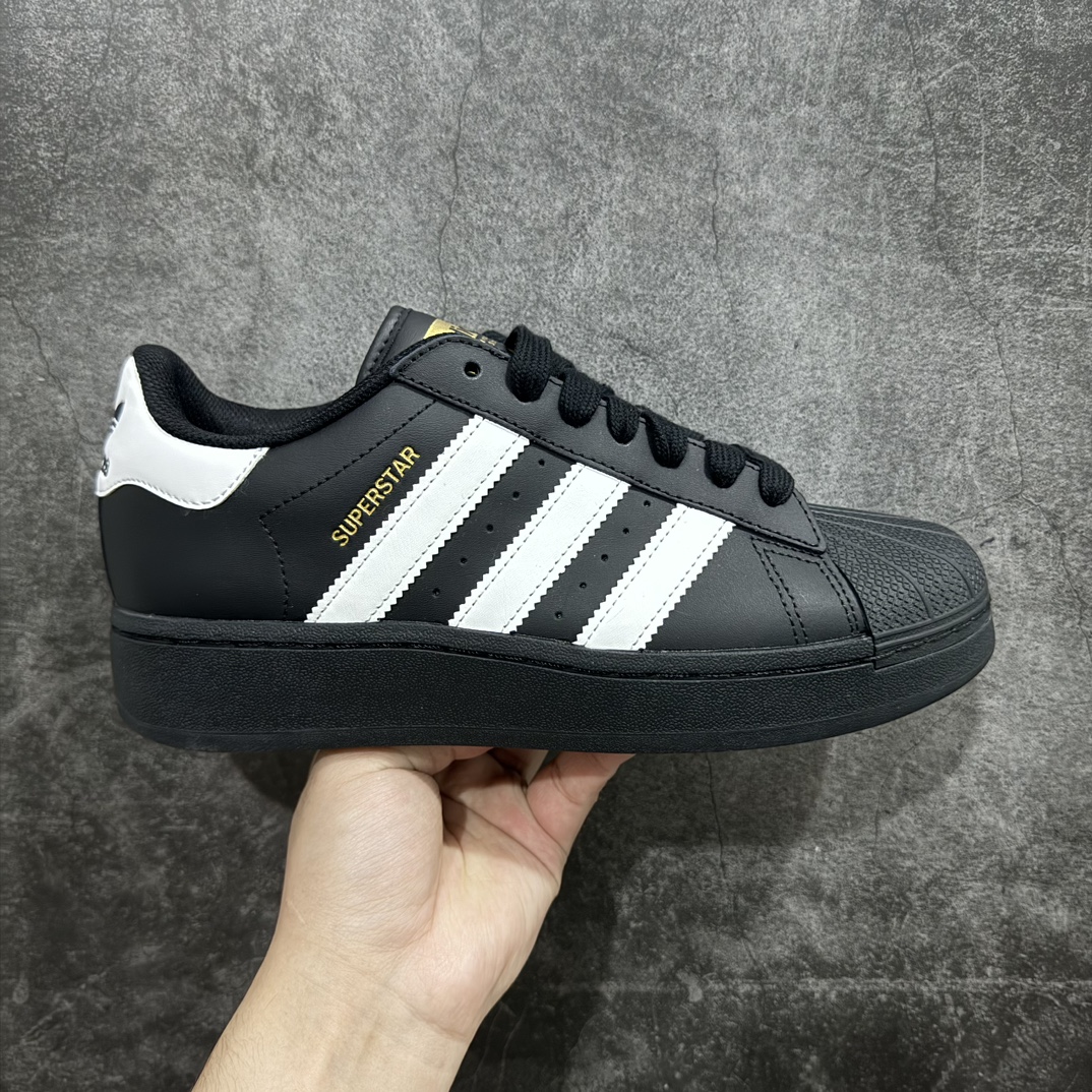 【H11二层皮版】Adidas Originals Superstar XLG 贝壳头系列低帮厚底松糕经典百搭休闲运动板鞋“皮革武士黑白LOGO”IG9777nnH11分两个版本n头层版价格较贵n实拍为二层版本 只改变了其皮料n其他做工细节基本没有变 价格便宜一些nn男女鞋真标半码制n原楦原纸版数据开发版型n采用头层皮革饰片组合粒面牛剖革鞋面材质n内嵌EVA环保鞋垫 外置耐磨防滑鞋底组合扇贝防踢头盖片 尺码：35 36 36⅔ 37⅓ 38 38⅔ 39⅓ 40 40⅔ 41⅓ 42 42⅔ 43⅓ 44 编码：X10210230-鞋库