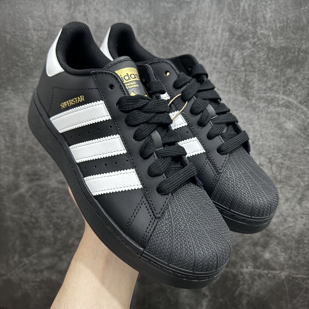 【H11二层皮版】Adidas Originals Superstar XLG 贝壳头系列低帮厚底松糕经典百搭休闲运动板鞋“皮革武士黑白LOGO”IG9777nnH11分两个版本n头层版价格较贵n实拍为二层版本 只改变了其皮料n其他做工细节基本没有变 价格便宜一些nn男女鞋真标半码制n原楦原纸版数据开发版型n采用头层皮革饰片组合粒面牛剖革鞋面材质n内嵌EVA环保鞋垫 外置耐磨防滑鞋底组合扇贝防踢头盖片 尺码：35 36 36⅔ 37⅓ 38 38⅔ 39⅓ 40 40⅔ 41⅓ 42 42⅔ 43⅓ 44 编码：X10210230-莆田鞋批发中心