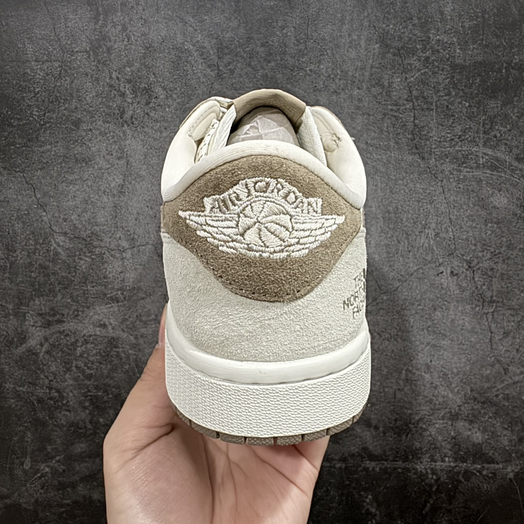 图片[4]-【定制版】Travis Scott x Fragment Design x Air Jordan 1 Low OG SP AJ1 乔1 北面联名-拿铁 低帮文化休闲板鞋 AG3702-801rn#多方联名合作融合了Travis Scott 独特的音乐风格，藤原浩个性的设计风格以及Jordan品牌的经典元素 使其成为一双具有独特身份和价值的鞋子 清新而立体的外观加上联名标识更突出了其独特身份 这种配色方案显示出活力和时尚感 在视觉上引人注目  鞋身的质感和细腻的细节处理使其显得高端而格调十足  这款“倒钩”联名是设计与创意完美结合  融合多方的个性风格是一款备受瞩目的潮流鞋款r 尺码：36 36.5 37.5 38 38.5 39 40 40.5 41 42 42.5 43 44 44.5 45  编码：HXS320340-莆田鞋批发中心