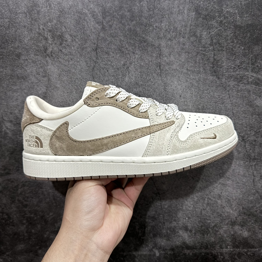 【定制版】Travis Scott x Fragment Design x Air Jordan 1 Low OG SP AJ1 乔1 北面联名-拿铁 低帮文化休闲板鞋 AG3702-801rn#多方联名合作融合了Travis Scott 独特的音乐风格，藤原浩个性的设计风格以及Jordan品牌的经典元素 使其成为一双具有独特身份和价值的鞋子 清新而立体的外观加上联名标识更突出了其独特身份 这种配色方案显示出活力和时尚感 在视觉上引人注目  鞋身的质感和细腻的细节处理使其显得高端而格调十足  这款“倒钩”联名是设计与创意完美结合  融合多方的个性风格是一款备受瞩目的潮流鞋款r 尺码：36 36.5 37.5 38 38.5 39 40 40.5 41 42 42.5 43 44 44.5 45  编码：HXS320340-莆田鞋批发中心