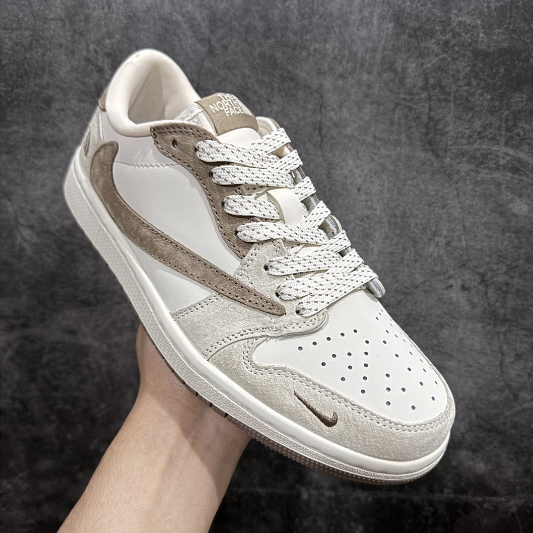 图片[3]-【定制版】Travis Scott x Fragment Design x Air Jordan 1 Low OG SP AJ1 乔1 北面联名-拿铁 低帮文化休闲板鞋 AG3702-801rn#多方联名合作融合了Travis Scott 独特的音乐风格，藤原浩个性的设计风格以及Jordan品牌的经典元素 使其成为一双具有独特身份和价值的鞋子 清新而立体的外观加上联名标识更突出了其独特身份 这种配色方案显示出活力和时尚感 在视觉上引人注目  鞋身的质感和细腻的细节处理使其显得高端而格调十足  这款“倒钩”联名是设计与创意完美结合  融合多方的个性风格是一款备受瞩目的潮流鞋款r 尺码：36 36.5 37.5 38 38.5 39 40 40.5 41 42 42.5 43 44 44.5 45  编码：HXS320340-莆田鞋批发中心