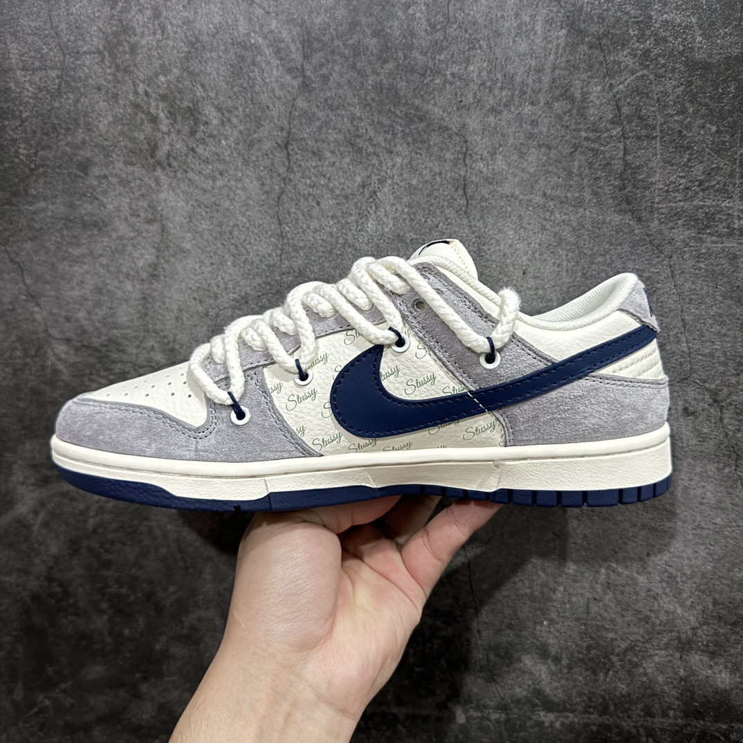 图片[2]-【定制版】Nk SB Dunk Low 斯图西联名-绑带藏蓝刺绣藏蓝勾 周年高端定制 低帮休闲板鞋 SJ2068-296rn#定制鞋盒 大厂纯原品质出货 超高清洁度 皮料切割干净无任何毛边 细节完美 r 尺码：36 36.5 37.5 38 38.5 39 40 40.5 41 42 42.5 43 44 44.5 45 编码：HXS340360-莆田鞋批发中心