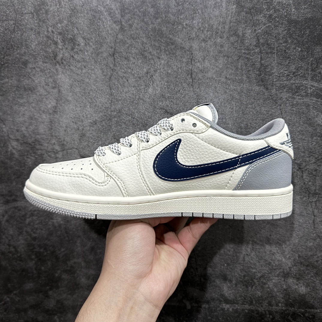 图片[2]-【定制版】Travis Scott x Fragment Design x Air Jordan 1 Low OG SP AJ1 乔1 北面联名-米黑灰底 低帮文化休闲板鞋 XS3086-002rn#多方联名合作融合了Travis Scott 独特的音乐风格，藤原浩个性的设计风格以及Jordan品牌的经典元素 使其成为一双具有独特身份和价值的鞋子 清新而立体的外观加上联名标识更突出了其独特身份 这种配色方案显示出活力和时尚感 在视觉上引人注目  鞋身的质感和细腻的细节处理使其显得高端而格调十足  这款“倒钩”联名是设计与创意完美结合  融合多方的个性风格是一款备受瞩目的潮流鞋款r 尺码：36 36.5 37.5 38 38.5 39 40 40.5 41 42 42.5 43 44 44.5 45  编码：HXS320340-莆田鞋批发中心