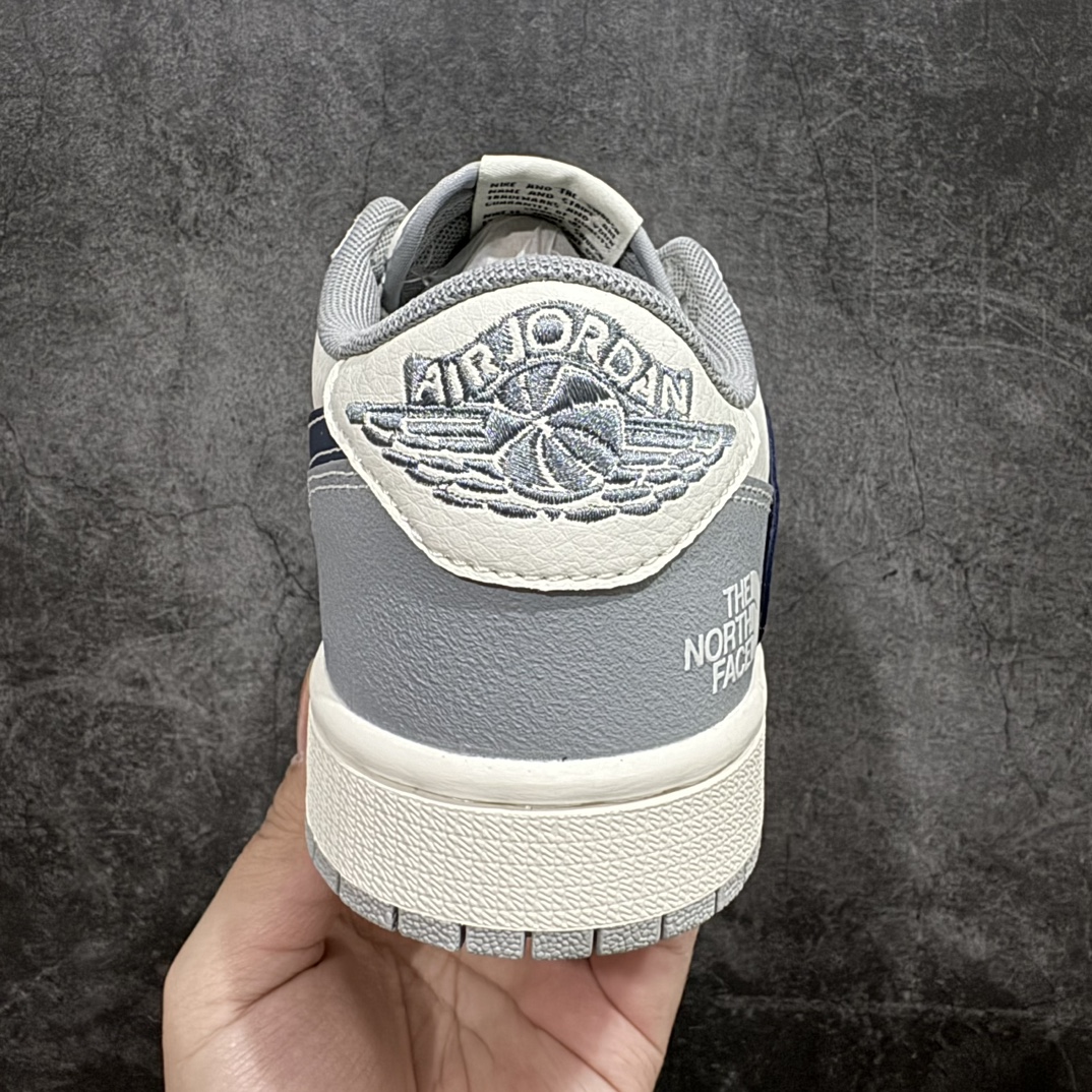 图片[4]-【定制版】Travis Scott x Fragment Design x Air Jordan 1 Low OG SP AJ1 乔1 北面联名-米黑灰底 低帮文化休闲板鞋 XS3086-002rn#多方联名合作融合了Travis Scott 独特的音乐风格，藤原浩个性的设计风格以及Jordan品牌的经典元素 使其成为一双具有独特身份和价值的鞋子 清新而立体的外观加上联名标识更突出了其独特身份 这种配色方案显示出活力和时尚感 在视觉上引人注目  鞋身的质感和细腻的细节处理使其显得高端而格调十足  这款“倒钩”联名是设计与创意完美结合  融合多方的个性风格是一款备受瞩目的潮流鞋款r 尺码：36 36.5 37.5 38 38.5 39 40 40.5 41 42 42.5 43 44 44.5 45  编码：HXS320340-莆田鞋批发中心