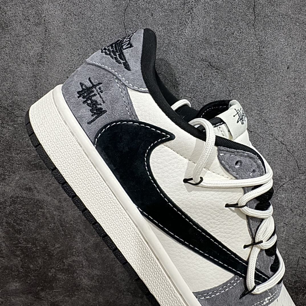 图片[7]-【定制版】Travis Scott x Fragment Design x Air Jordan 1 Low OG SP AJ1 乔1 斯图西联名-深灰猪八抽绳 低帮文化休闲板鞋 SJ0086-141rn#多方联名合作融合了Travis Scott 独特的音乐风格，藤原浩个性的设计风格以及Jordan品牌的经典元素 使其成为一双具有独特身份和价值的鞋子 清新而立体的外观加上联名标识更突出了其独特身份 这种配色方案显示出活力和时尚感 在视觉上引人注目  鞋身的质感和细腻的细节处理使其显得高端而格调十足  这款“倒钩”联名是设计与创意完美结合  融合多方的个性风格是一款备受瞩目的潮流鞋款r 尺码：36 36.5 37.5 38 38.5 39 40 40.5 41 42 42.5 43 44 44.5 45  编码：HXS340360-莆田鞋批发中心