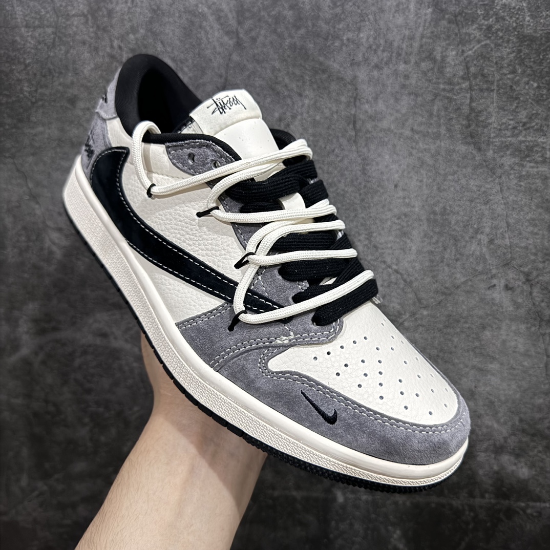 图片[3]-【定制版】Travis Scott x Fragment Design x Air Jordan 1 Low OG SP AJ1 乔1 斯图西联名-深灰猪八抽绳 低帮文化休闲板鞋 SJ0086-141rn#多方联名合作融合了Travis Scott 独特的音乐风格，藤原浩个性的设计风格以及Jordan品牌的经典元素 使其成为一双具有独特身份和价值的鞋子 清新而立体的外观加上联名标识更突出了其独特身份 这种配色方案显示出活力和时尚感 在视觉上引人注目  鞋身的质感和细腻的细节处理使其显得高端而格调十足  这款“倒钩”联名是设计与创意完美结合  融合多方的个性风格是一款备受瞩目的潮流鞋款r 尺码：36 36.5 37.5 38 38.5 39 40 40.5 41 42 42.5 43 44 44.5 45  编码：HXS340360-莆田鞋批发中心