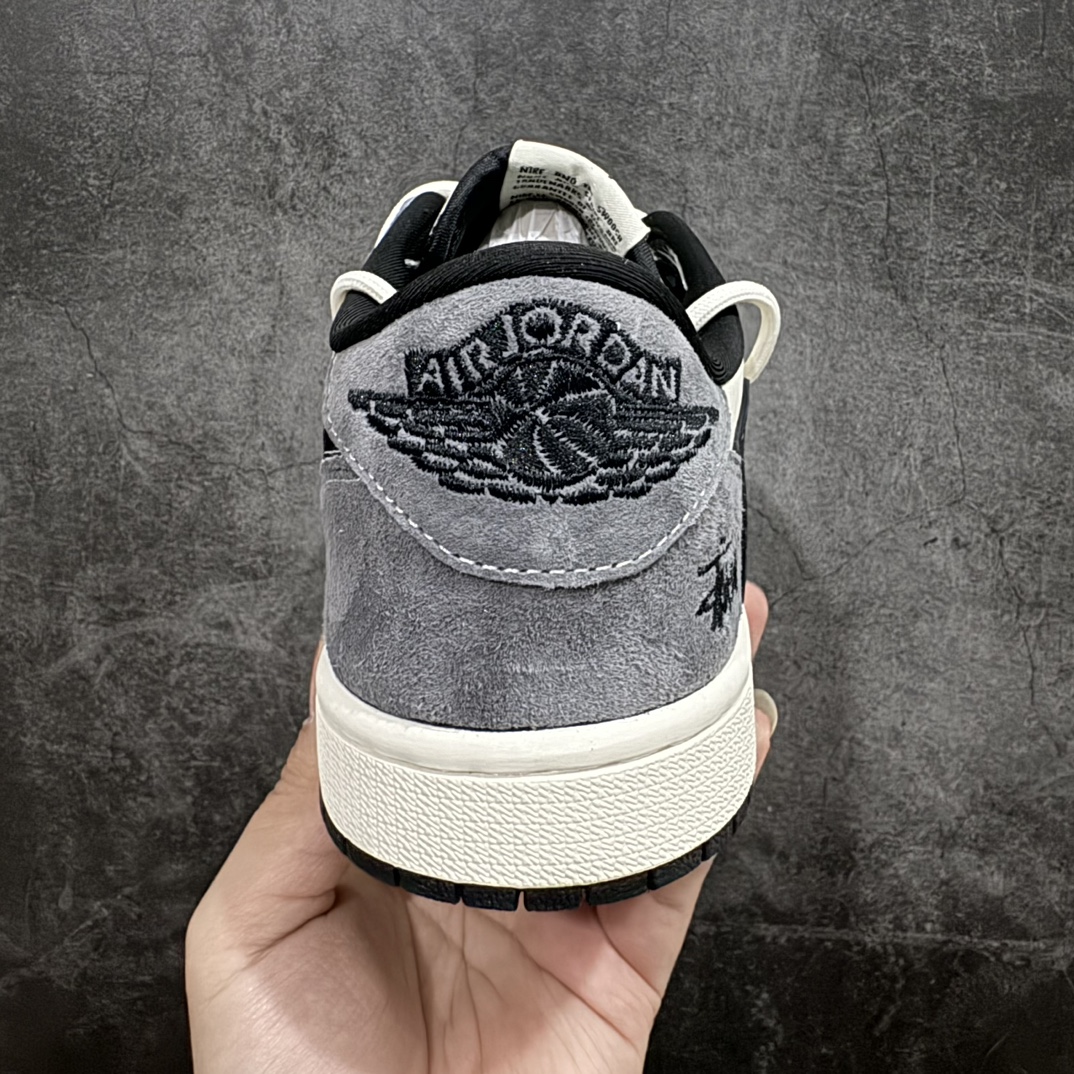 图片[4]-【定制版】Travis Scott x Fragment Design x Air Jordan 1 Low OG SP AJ1 乔1 斯图西联名-深灰猪八抽绳 低帮文化休闲板鞋 SJ0086-141rn#多方联名合作融合了Travis Scott 独特的音乐风格，藤原浩个性的设计风格以及Jordan品牌的经典元素 使其成为一双具有独特身份和价值的鞋子 清新而立体的外观加上联名标识更突出了其独特身份 这种配色方案显示出活力和时尚感 在视觉上引人注目  鞋身的质感和细腻的细节处理使其显得高端而格调十足  这款“倒钩”联名是设计与创意完美结合  融合多方的个性风格是一款备受瞩目的潮流鞋款r 尺码：36 36.5 37.5 38 38.5 39 40 40.5 41 42 42.5 43 44 44.5 45  编码：HXS340360-莆田鞋批发中心