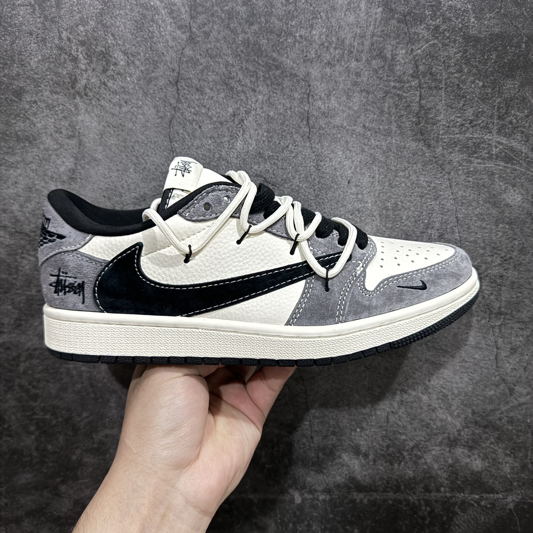 【定制版】Travis Scott x Fragment Design x Air Jordan 1 Low OG SP AJ1 乔1 斯图西联名-深灰猪八抽绳 低帮文化休闲板鞋 SJ0086-141rn#多方联名合作融合了Travis Scott 独特的音乐风格，藤原浩个性的设计风格以及Jordan品牌的经典元素 使其成为一双具有独特身份和价值的鞋子 清新而立体的外观加上联名标识更突出了其独特身份 这种配色方案显示出活力和时尚感 在视觉上引人注目  鞋身的质感和细腻的细节处理使其显得高端而格调十足  这款“倒钩”联名是设计与创意完美结合  融合多方的个性风格是一款备受瞩目的潮流鞋款r 尺码：36 36.5 37.5 38 38.5 39 40 40.5 41 42 42.5 43 44 44.5 45  编码：HXS340360-莆田鞋批发中心