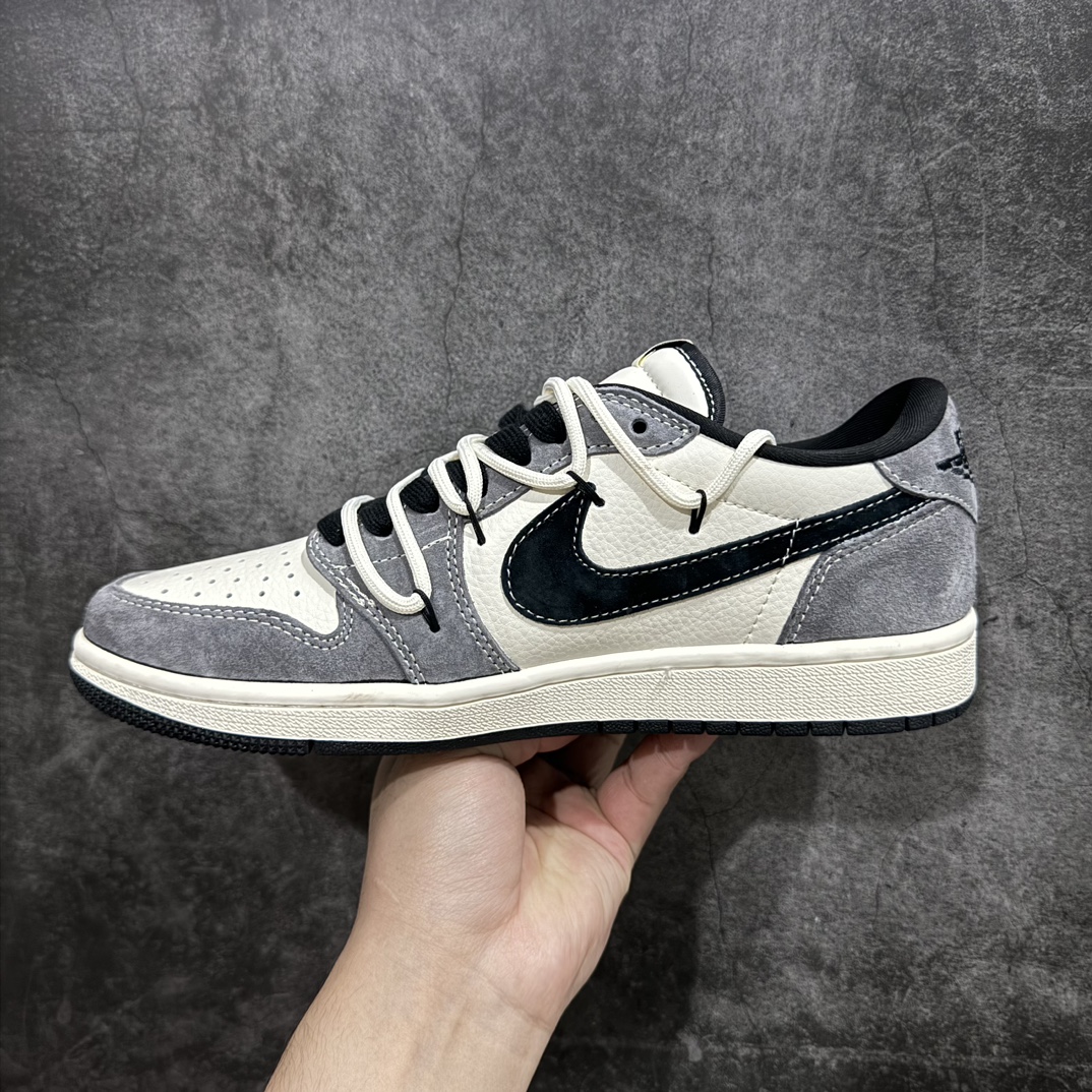 图片[2]-【定制版】Travis Scott x Fragment Design x Air Jordan 1 Low OG SP AJ1 乔1 斯图西联名-深灰猪八抽绳 低帮文化休闲板鞋 SJ0086-141rn#多方联名合作融合了Travis Scott 独特的音乐风格，藤原浩个性的设计风格以及Jordan品牌的经典元素 使其成为一双具有独特身份和价值的鞋子 清新而立体的外观加上联名标识更突出了其独特身份 这种配色方案显示出活力和时尚感 在视觉上引人注目  鞋身的质感和细腻的细节处理使其显得高端而格调十足  这款“倒钩”联名是设计与创意完美结合  融合多方的个性风格是一款备受瞩目的潮流鞋款r 尺码：36 36.5 37.5 38 38.5 39 40 40.5 41 42 42.5 43 44 44.5 45  编码：HXS340360-莆田鞋批发中心