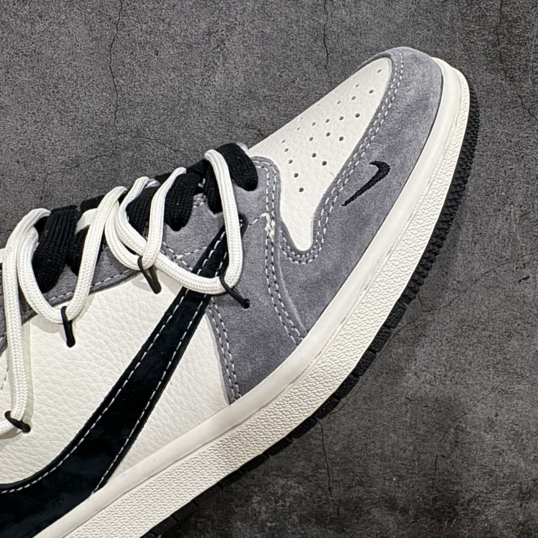 图片[6]-【定制版】Travis Scott x Fragment Design x Air Jordan 1 Low OG SP AJ1 乔1 斯图西联名-深灰猪八抽绳 低帮文化休闲板鞋 SJ0086-141rn#多方联名合作融合了Travis Scott 独特的音乐风格，藤原浩个性的设计风格以及Jordan品牌的经典元素 使其成为一双具有独特身份和价值的鞋子 清新而立体的外观加上联名标识更突出了其独特身份 这种配色方案显示出活力和时尚感 在视觉上引人注目  鞋身的质感和细腻的细节处理使其显得高端而格调十足  这款“倒钩”联名是设计与创意完美结合  融合多方的个性风格是一款备受瞩目的潮流鞋款r 尺码：36 36.5 37.5 38 38.5 39 40 40.5 41 42 42.5 43 44 44.5 45  编码：HXS340360-莆田鞋批发中心