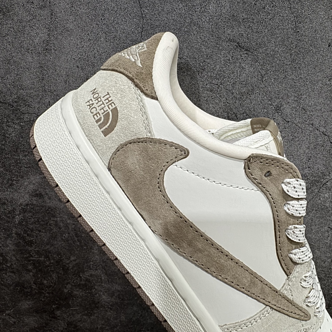 图片[7]-【定制版】Travis Scott x Fragment Design x Air Jordan 1 Low OG SP AJ1 乔1 北面联名-拿铁 低帮文化休闲板鞋 AG3702-801rn#多方联名合作融合了Travis Scott 独特的音乐风格，藤原浩个性的设计风格以及Jordan品牌的经典元素 使其成为一双具有独特身份和价值的鞋子 清新而立体的外观加上联名标识更突出了其独特身份 这种配色方案显示出活力和时尚感 在视觉上引人注目  鞋身的质感和细腻的细节处理使其显得高端而格调十足  这款“倒钩”联名是设计与创意完美结合  融合多方的个性风格是一款备受瞩目的潮流鞋款r 尺码：36 36.5 37.5 38 38.5 39 40 40.5 41 42 42.5 43 44 44.5 45  编码：HXS320340-莆田鞋批发中心