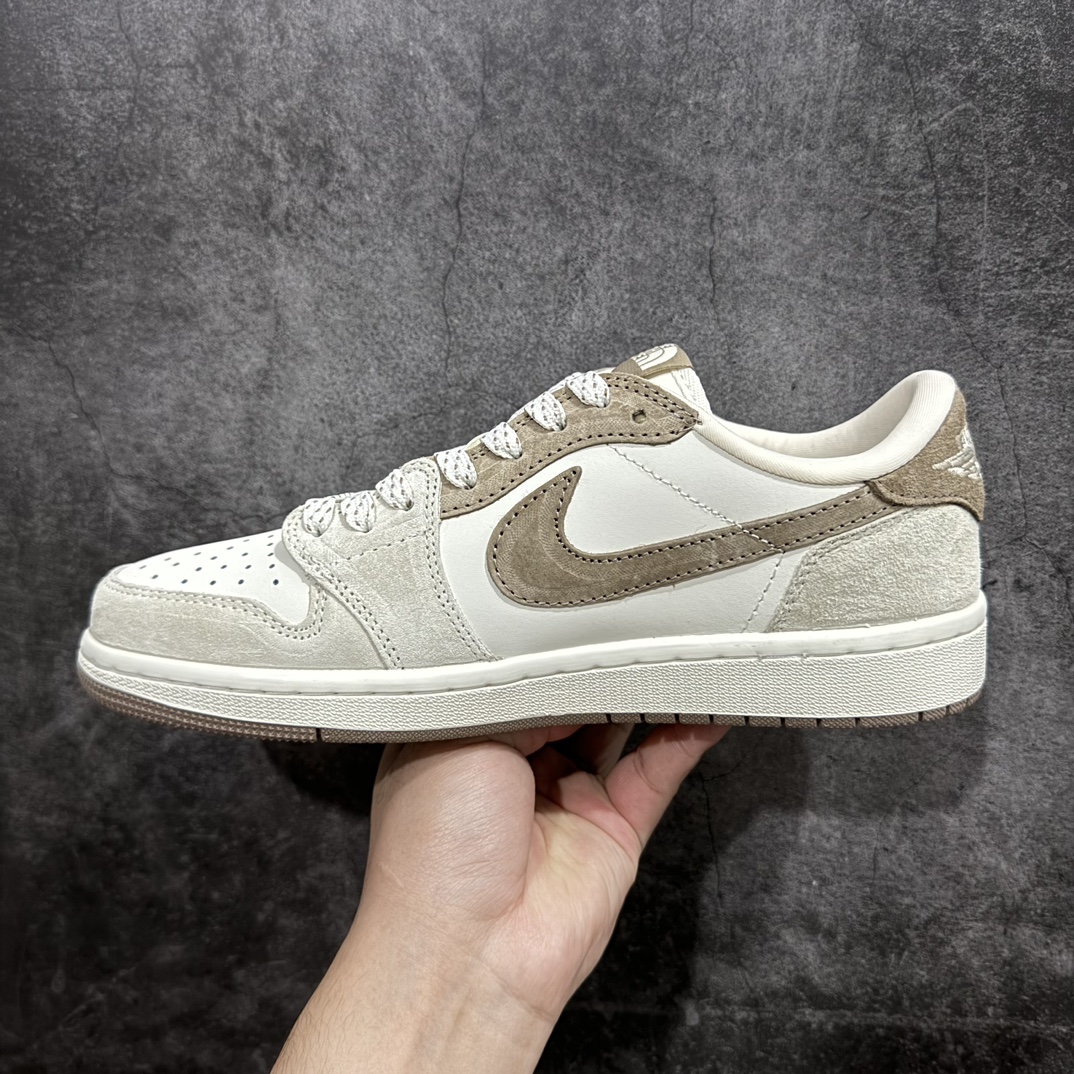 图片[2]-【定制版】Travis Scott x Fragment Design x Air Jordan 1 Low OG SP AJ1 乔1 北面联名-拿铁 低帮文化休闲板鞋 AG3702-801rn#多方联名合作融合了Travis Scott 独特的音乐风格，藤原浩个性的设计风格以及Jordan品牌的经典元素 使其成为一双具有独特身份和价值的鞋子 清新而立体的外观加上联名标识更突出了其独特身份 这种配色方案显示出活力和时尚感 在视觉上引人注目  鞋身的质感和细腻的细节处理使其显得高端而格调十足  这款“倒钩”联名是设计与创意完美结合  融合多方的个性风格是一款备受瞩目的潮流鞋款r 尺码：36 36.5 37.5 38 38.5 39 40 40.5 41 42 42.5 43 44 44.5 45  编码：HXS320340-莆田鞋批发中心