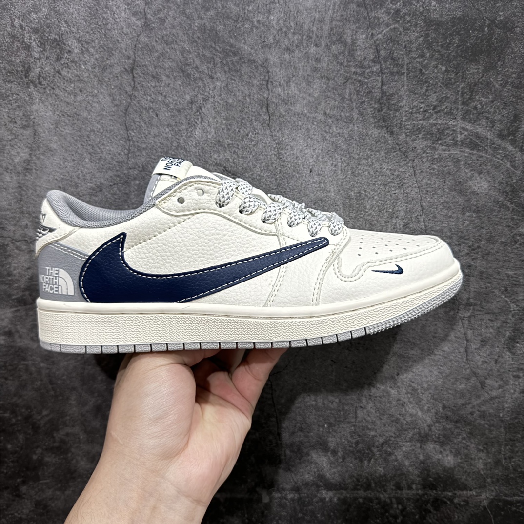 【定制版】Travis Scott x Fragment Design x Air Jordan 1 Low OG SP AJ1 乔1 北面联名-米黑灰底 低帮文化休闲板鞋 XS3086-002rn#多方联名合作融合了Travis Scott 独特的音乐风格，藤原浩个性的设计风格以及Jordan品牌的经典元素 使其成为一双具有独特身份和价值的鞋子 清新而立体的外观加上联名标识更突出了其独特身份 这种配色方案显示出活力和时尚感 在视觉上引人注目  鞋身的质感和细腻的细节处理使其显得高端而格调十足  这款“倒钩”联名是设计与创意完美结合  融合多方的个性风格是一款备受瞩目的潮流鞋款r 尺码：36 36.5 37.5 38 38.5 39 40 40.5 41 42 42.5 43 44 44.5 45  编码：HXS320340-莆田鞋批发中心