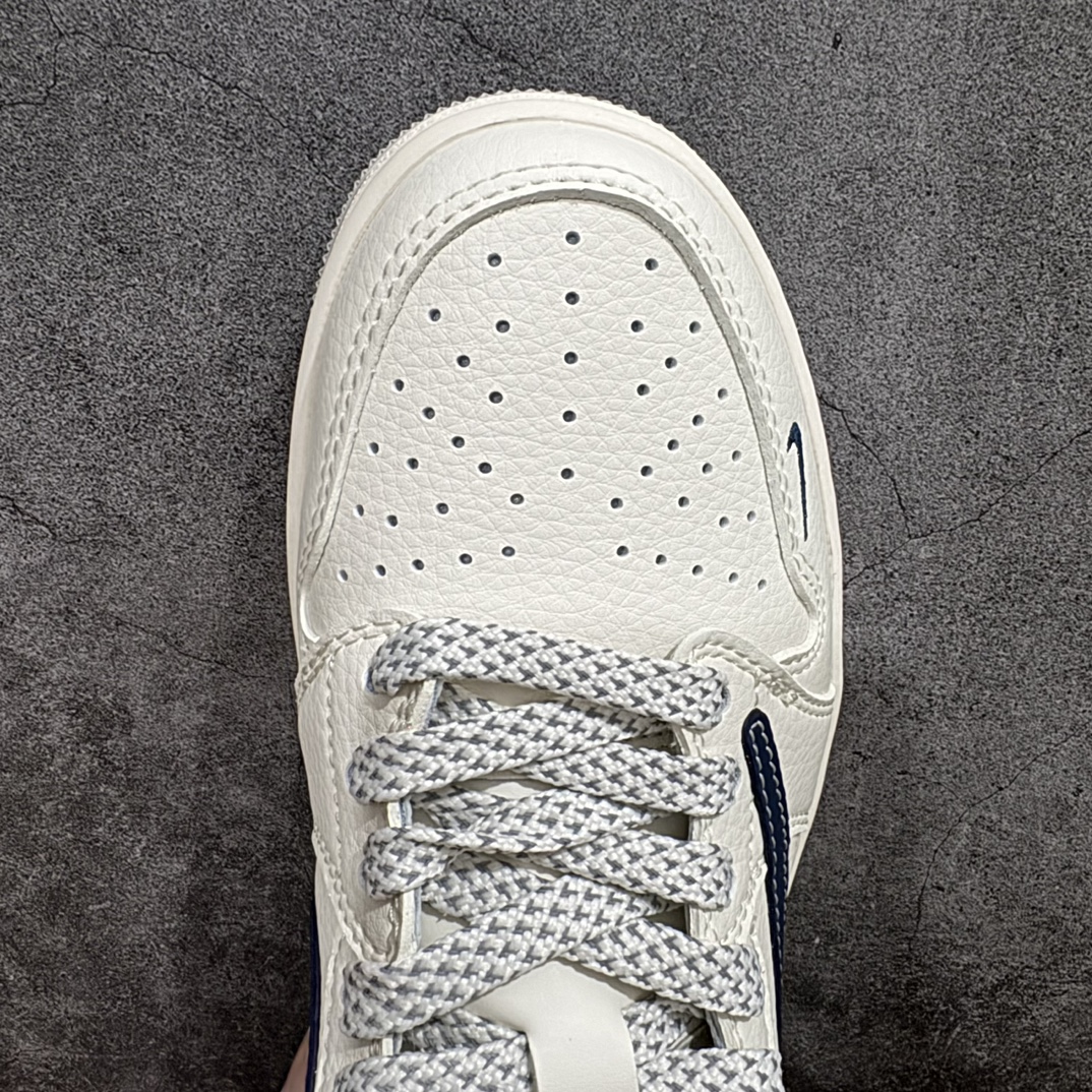 图片[5]-【定制版】Travis Scott x Fragment Design x Air Jordan 1 Low OG SP AJ1 乔1 北面联名-米黑灰底 低帮文化休闲板鞋 XS3086-002rn#多方联名合作融合了Travis Scott 独特的音乐风格，藤原浩个性的设计风格以及Jordan品牌的经典元素 使其成为一双具有独特身份和价值的鞋子 清新而立体的外观加上联名标识更突出了其独特身份 这种配色方案显示出活力和时尚感 在视觉上引人注目  鞋身的质感和细腻的细节处理使其显得高端而格调十足  这款“倒钩”联名是设计与创意完美结合  融合多方的个性风格是一款备受瞩目的潮流鞋款r 尺码：36 36.5 37.5 38 38.5 39 40 40.5 41 42 42.5 43 44 44.5 45  编码：HXS320340-莆田鞋批发中心