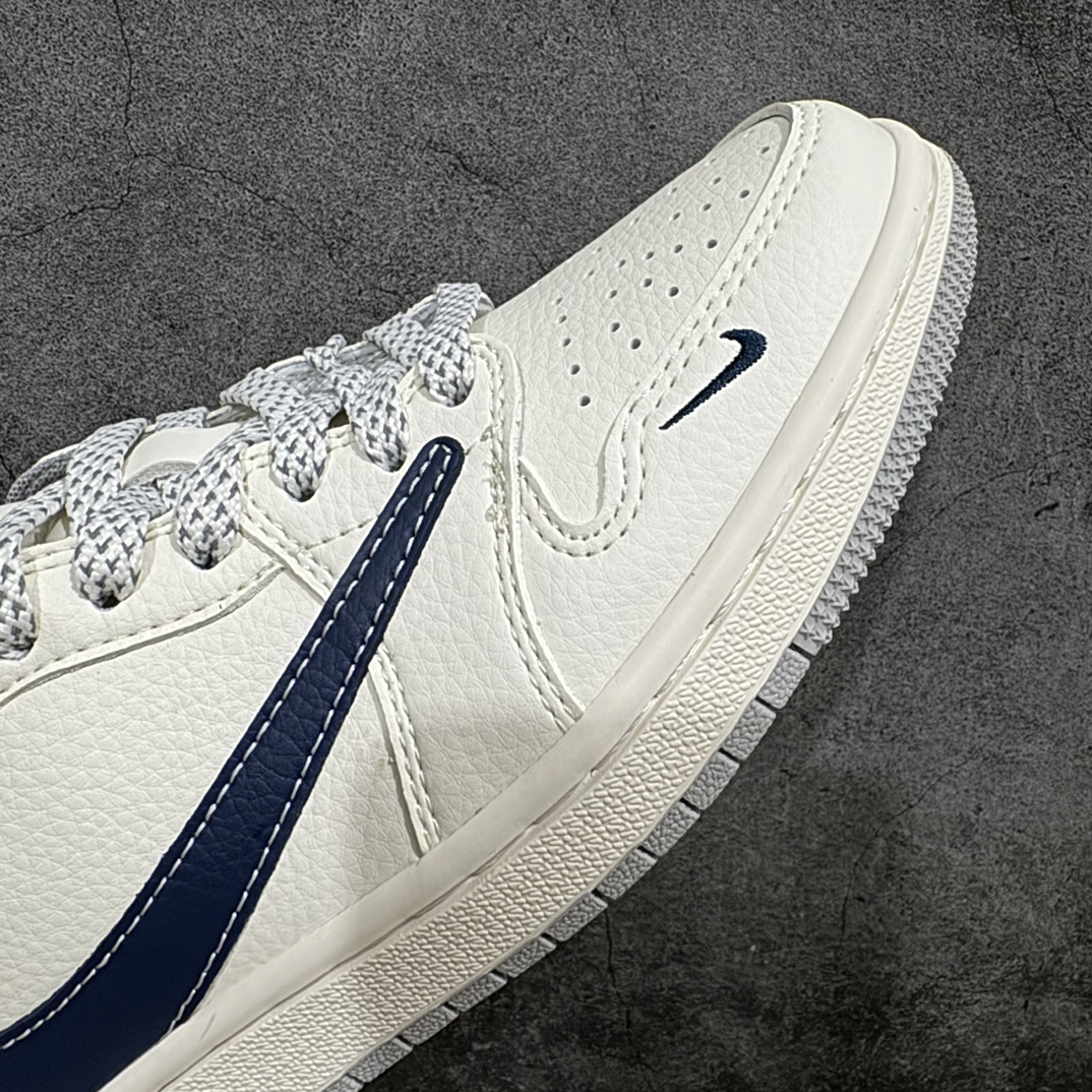 图片[6]-【定制版】Travis Scott x Fragment Design x Air Jordan 1 Low OG SP AJ1 乔1 北面联名-米黑灰底 低帮文化休闲板鞋 XS3086-002rn#多方联名合作融合了Travis Scott 独特的音乐风格，藤原浩个性的设计风格以及Jordan品牌的经典元素 使其成为一双具有独特身份和价值的鞋子 清新而立体的外观加上联名标识更突出了其独特身份 这种配色方案显示出活力和时尚感 在视觉上引人注目  鞋身的质感和细腻的细节处理使其显得高端而格调十足  这款“倒钩”联名是设计与创意完美结合  融合多方的个性风格是一款备受瞩目的潮流鞋款r 尺码：36 36.5 37.5 38 38.5 39 40 40.5 41 42 42.5 43 44 44.5 45  编码：HXS320340-莆田鞋批发中心