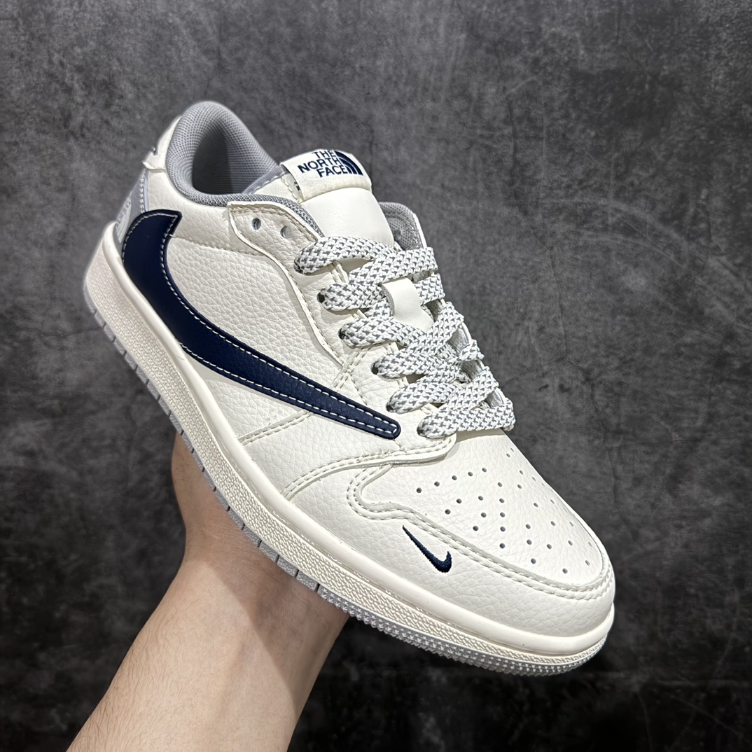 图片[3]-【定制版】Travis Scott x Fragment Design x Air Jordan 1 Low OG SP AJ1 乔1 北面联名-米黑灰底 低帮文化休闲板鞋 XS3086-002rn#多方联名合作融合了Travis Scott 独特的音乐风格，藤原浩个性的设计风格以及Jordan品牌的经典元素 使其成为一双具有独特身份和价值的鞋子 清新而立体的外观加上联名标识更突出了其独特身份 这种配色方案显示出活力和时尚感 在视觉上引人注目  鞋身的质感和细腻的细节处理使其显得高端而格调十足  这款“倒钩”联名是设计与创意完美结合  融合多方的个性风格是一款备受瞩目的潮流鞋款r 尺码：36 36.5 37.5 38 38.5 39 40 40.5 41 42 42.5 43 44 44.5 45  编码：HXS320340-莆田鞋批发中心