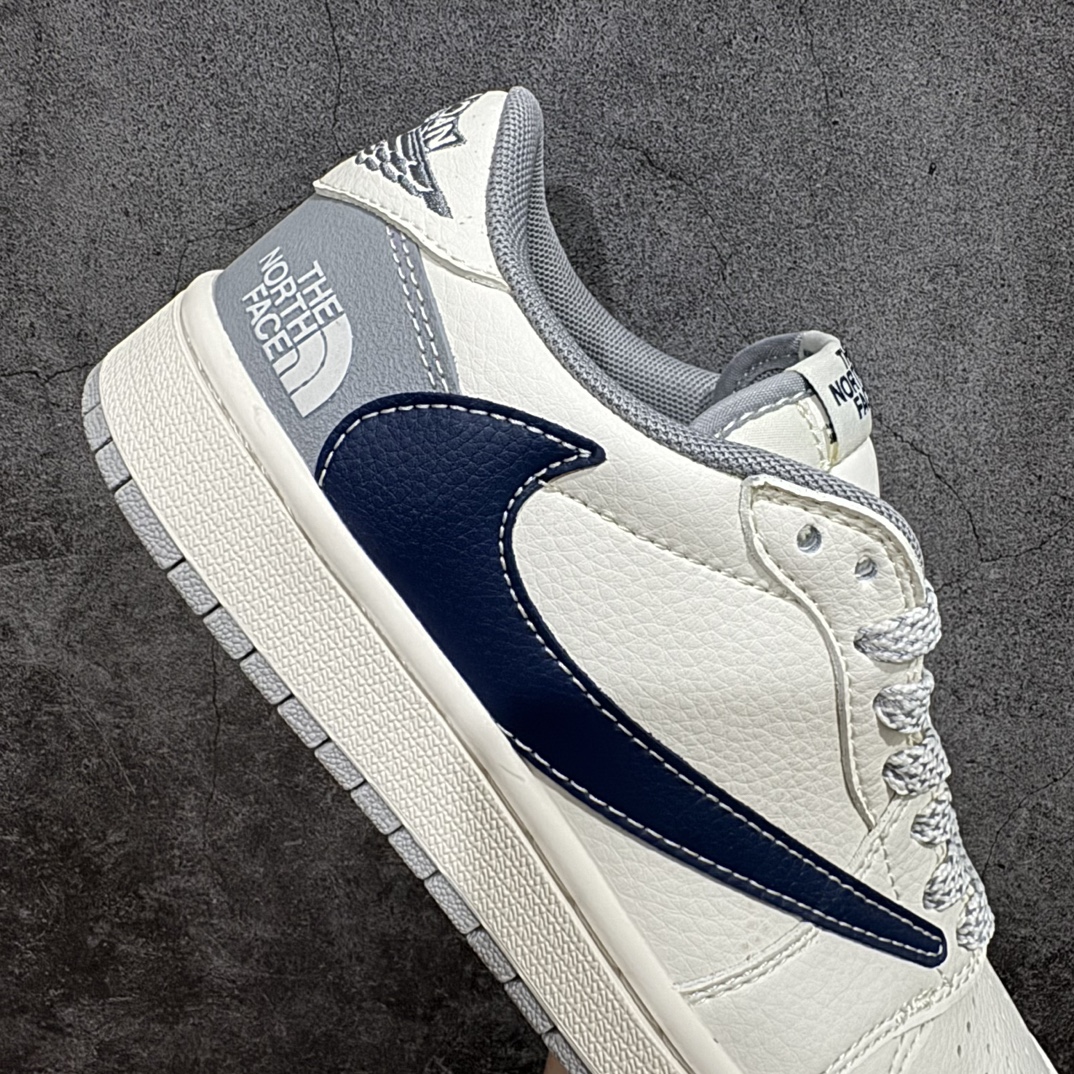 图片[7]-【定制版】Travis Scott x Fragment Design x Air Jordan 1 Low OG SP AJ1 乔1 北面联名-米黑灰底 低帮文化休闲板鞋 XS3086-002rn#多方联名合作融合了Travis Scott 独特的音乐风格，藤原浩个性的设计风格以及Jordan品牌的经典元素 使其成为一双具有独特身份和价值的鞋子 清新而立体的外观加上联名标识更突出了其独特身份 这种配色方案显示出活力和时尚感 在视觉上引人注目  鞋身的质感和细腻的细节处理使其显得高端而格调十足  这款“倒钩”联名是设计与创意完美结合  融合多方的个性风格是一款备受瞩目的潮流鞋款r 尺码：36 36.5 37.5 38 38.5 39 40 40.5 41 42 42.5 43 44 44.5 45  编码：HXS320340-莆田鞋批发中心