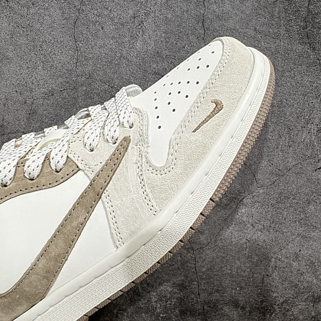 图片[6]-【定制版】Travis Scott x Fragment Design x Air Jordan 1 Low OG SP AJ1 乔1 北面联名-拿铁 低帮文化休闲板鞋 AG3702-801rn#多方联名合作融合了Travis Scott 独特的音乐风格，藤原浩个性的设计风格以及Jordan品牌的经典元素 使其成为一双具有独特身份和价值的鞋子 清新而立体的外观加上联名标识更突出了其独特身份 这种配色方案显示出活力和时尚感 在视觉上引人注目  鞋身的质感和细腻的细节处理使其显得高端而格调十足  这款“倒钩”联名是设计与创意完美结合  融合多方的个性风格是一款备受瞩目的潮流鞋款r 尺码：36 36.5 37.5 38 38.5 39 40 40.5 41 42 42.5 43 44 44.5 45  编码：HXS320340-莆田鞋批发中心