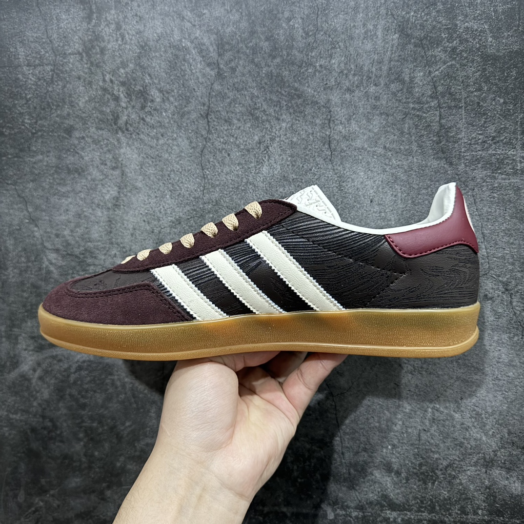 图片[2]-【Top纯原】adidas originals Gazelle Indoor 舒适简约 防滑耐磨 低帮板鞋 男女同款 褐色nn简约大方的造型设计，给人以随性休闲的时尚格调，穿着舒适轻便，运动灵活自如，满足日常个性穿搭。nn独家原版原盒 原底原料 开模打造n原厂织唛鞋标 高精密准度n原楦原纸板开发 匹配原版98%以上n后跟垫棉独家呈现 反口里弧度正确n原厂鞋垫 背胶 后跟电绣针数 与正品一致n原厂皮料 原厂车缝线 质感无敌皮料切割干净 无任何毛边 清洁度细节完美 货号：JP5671nSIZE：36 36.5 37.5 38 38.5 39 40 40.5 41 42 42.5 43 44 44.5 45 编码：TO250270-莆田鞋批发中心