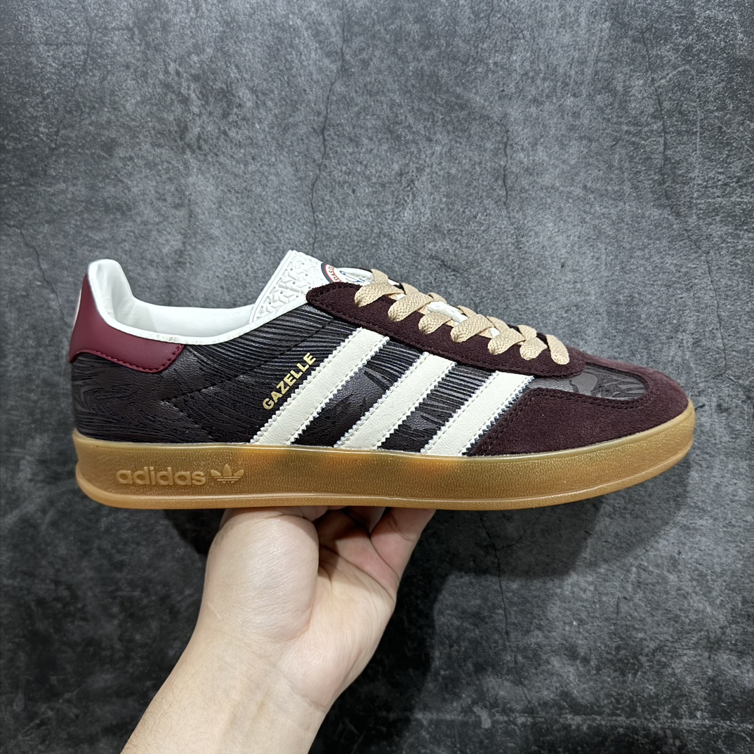 【Top纯原】adidas originals Gazelle Indoor 舒适简约 防滑耐磨 低帮板鞋 男女同款 褐色nn简约大方的造型设计，给人以随性休闲的时尚格调，穿着舒适轻便，运动灵活自如，满足日常个性穿搭。nn独家原版原盒 原底原料 开模打造n原厂织唛鞋标 高精密准度n原楦原纸板开发 匹配原版98%以上n后跟垫棉独家呈现 反口里弧度正确n原厂鞋垫 背胶 后跟电绣针数 与正品一致n原厂皮料 原厂车缝线 质感无敌皮料切割干净 无任何毛边 清洁度细节完美 货号：JP5671nSIZE：36 36.5 37.5 38 38.5 39 40 40.5 41 42 42.5 43 44 44.5 45 编码：TO250270-莆田鞋批发中心