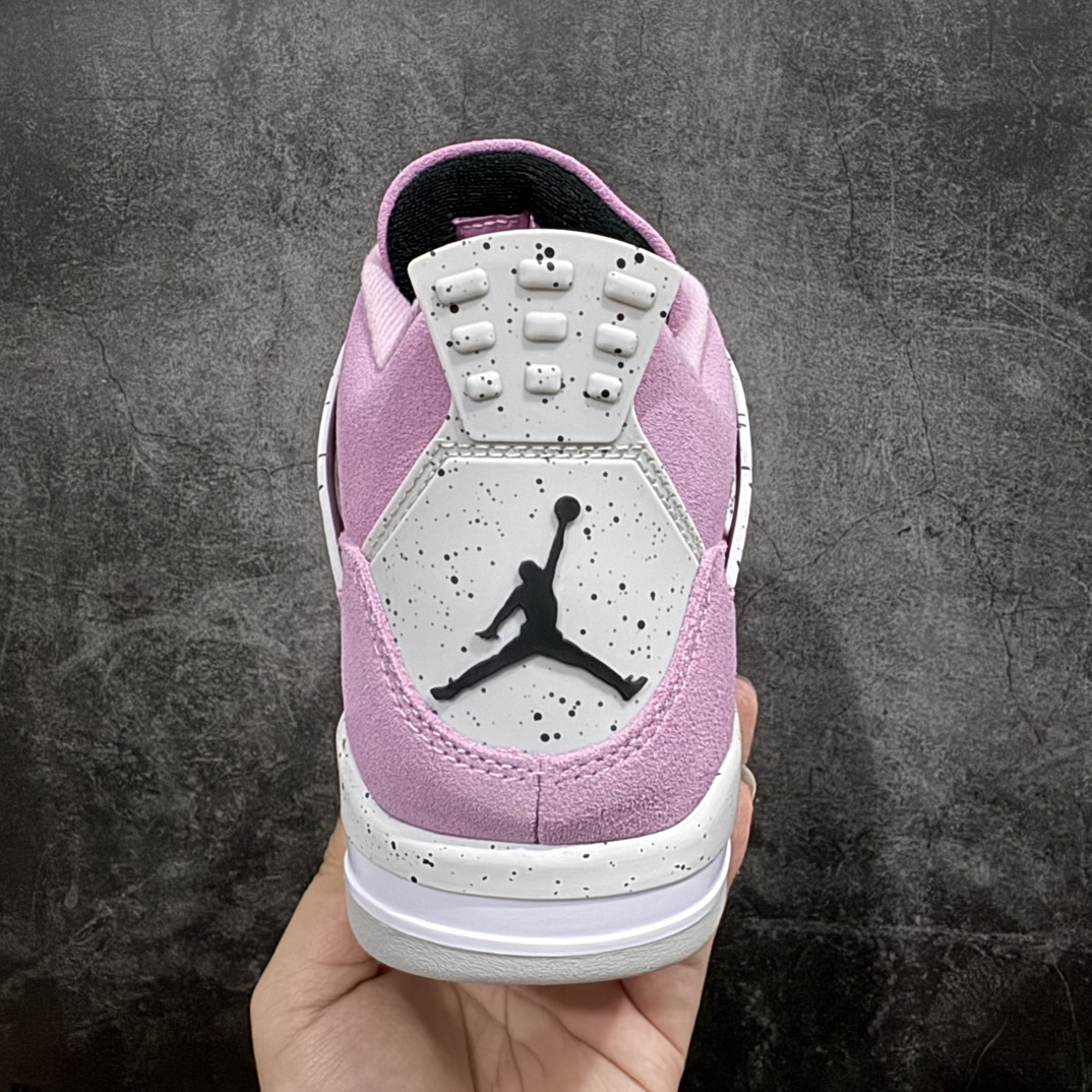 图片[4]-【GX/美版绿x】Air Jordan 4 Retro \”Orchid\” 粉黑麂皮 AJ4 乔丹4代 猛男粉AQ9129-501n圈内最强四代 独家外贸特供尺码含 45.5 49.5 50.5 耗时半年巨作 全套原纸板楦头开发 原厂特供皮料加持 确保原汁原味 完美呈现四代版型 一比一鞋头弧度高度鞋身弧度 数据细节工艺流程均保持原鞋一致 原厂TPU网格鞋带扣 正确内里网布 菱角分明不变形无多余毛边 柔软性质感一致于原鞋 市场唯一原厂鞋扣模具 背面可见隐藏注塑口 原厂织唛标 原厂飞人电绣工艺 尾指中部跳三针 独家绑鞋带手法 印刷中底布 四线拉帮 米色美纹纸贴合固定 进口港宝加持 后跟自然饱满 全鞋荧光划线卡点 追求极致完美 每一双都是工艺品 多重QC质检 超越公司货的品控标准 实实在在的免检产品  尺码：40 40.5 41 42 42.5 43 44 44.5 45 45.5 46 47.5 48.5 49.5 50.5 编码：T500520-莆田鞋批发中心